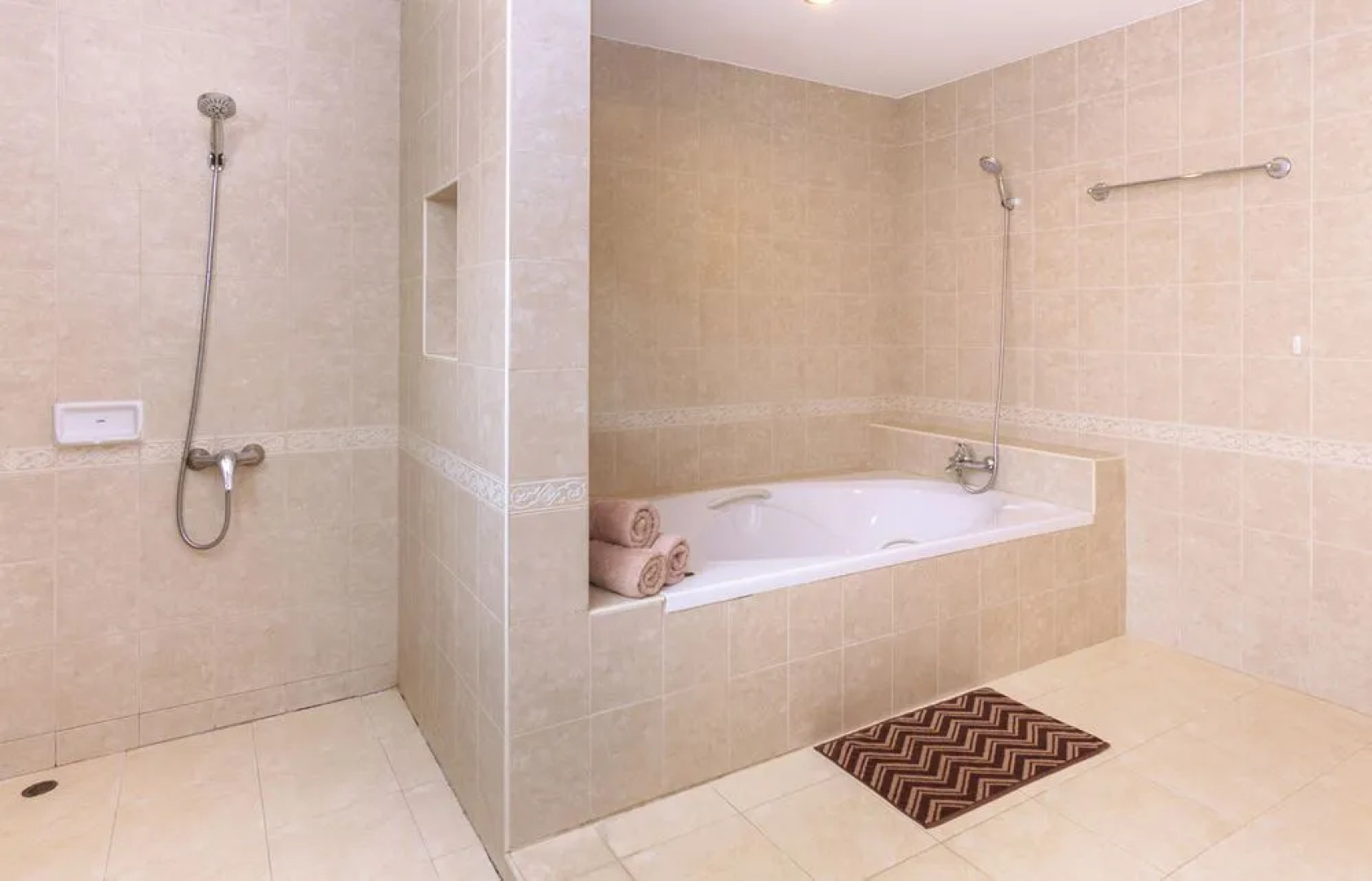 Pattaya Hill, Near the City and Beach