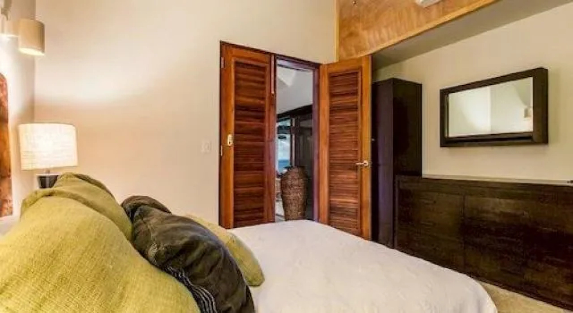 Waves on Shoal Bay Villa