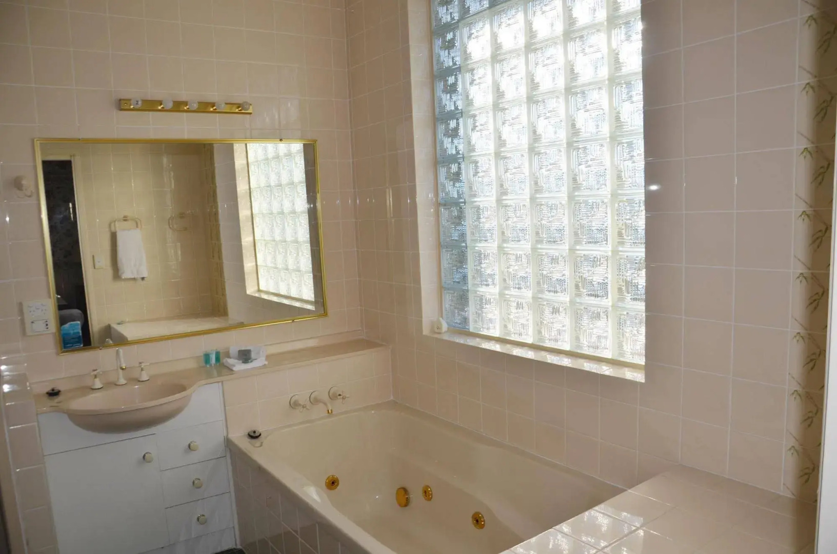 Puffers Inn Logan Motel