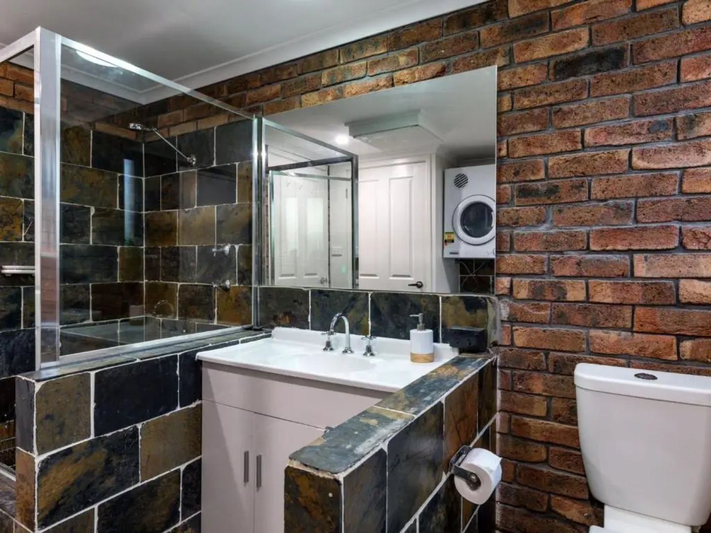 JEWEL OF GERROA Gerroa 4pm check out Sundays