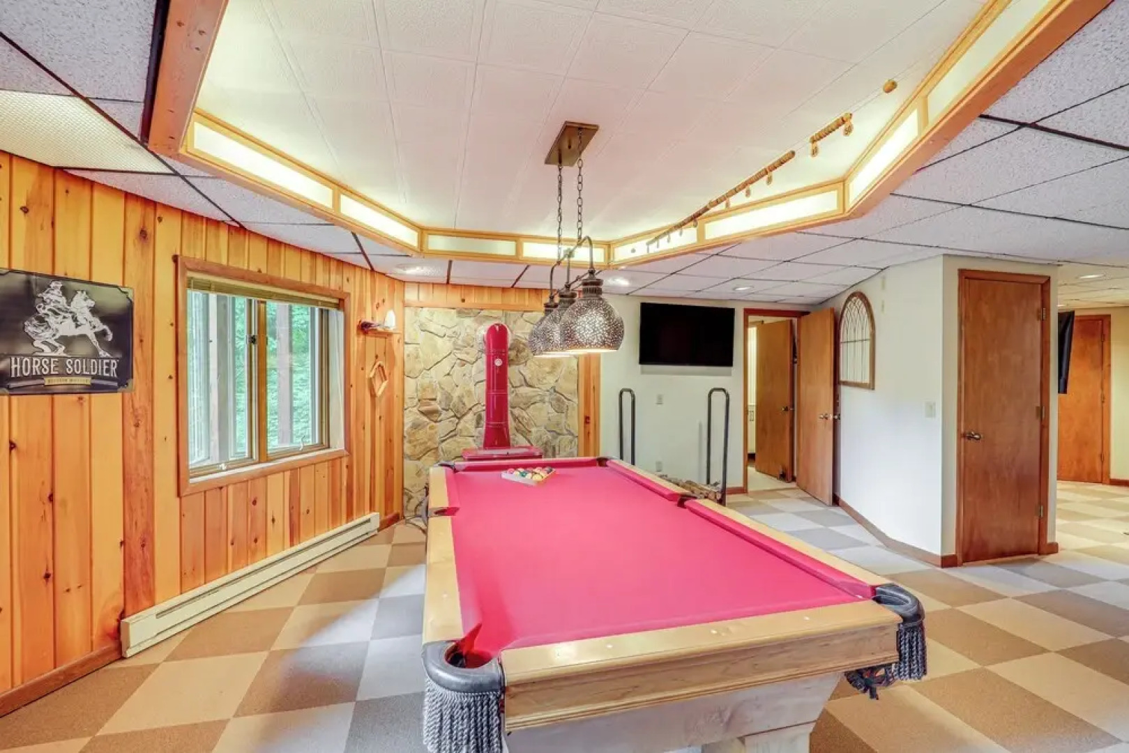 1 Mi to Otter Falls: Mtn-view Gem w/ Deck