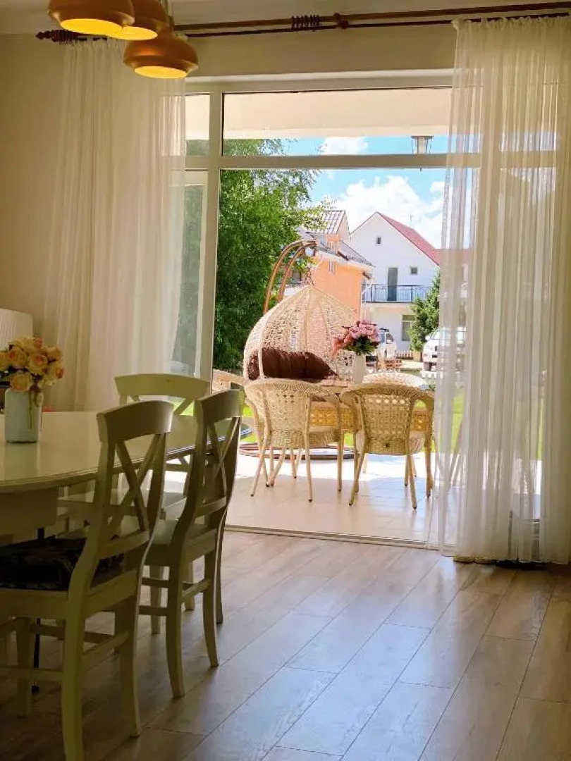 Adorable 3 bedroom home next to the beach