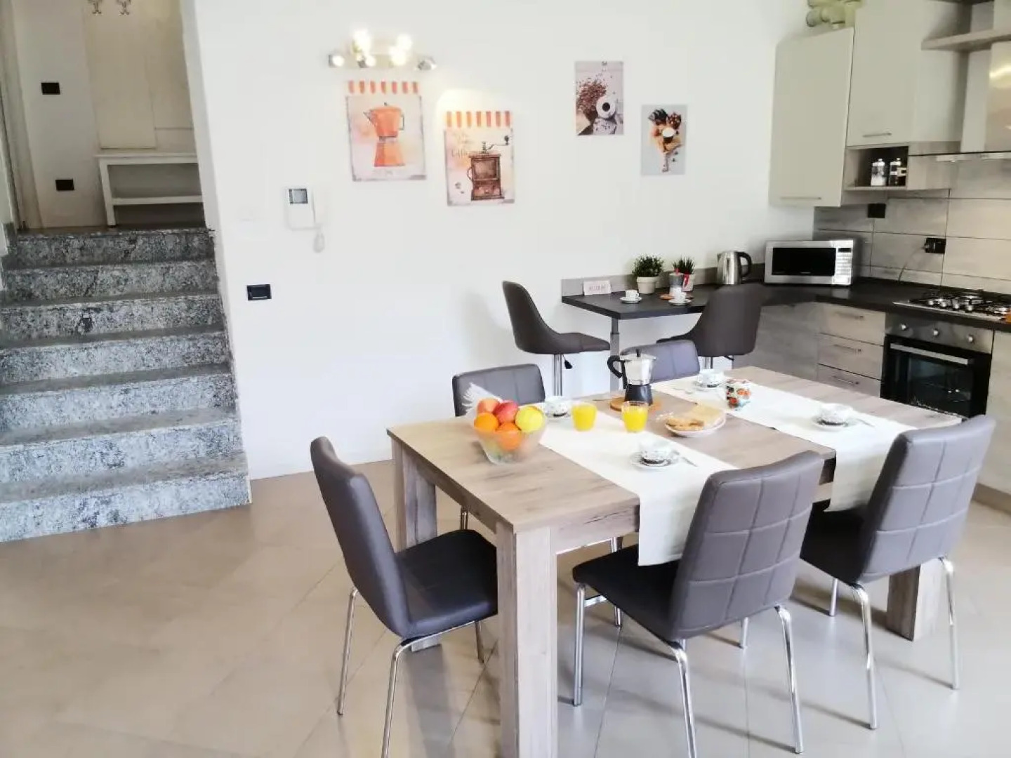 BELLAGIO DREAMS APT, pool, with private garden, near lake