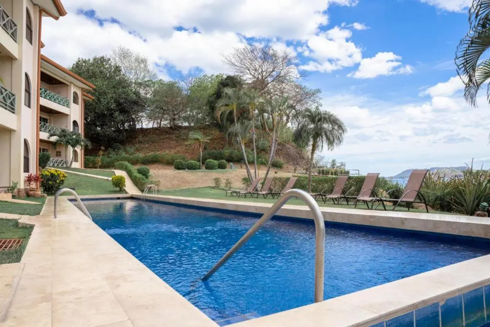 Flamingo Marina Resort 523, Flamingo 2-Bedroom Beachfront Condo with Pool