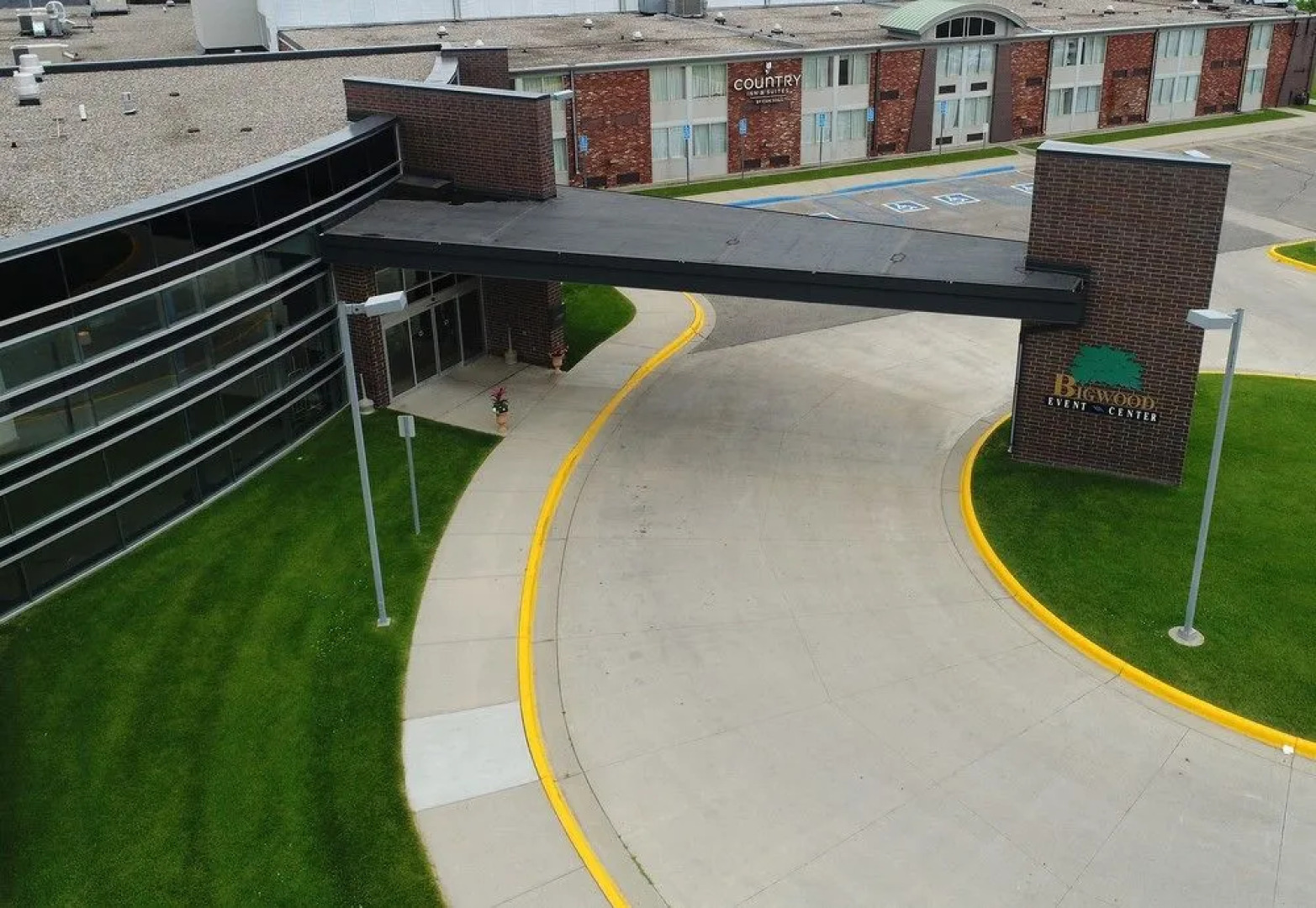 The Falls Inn & Suites / Bigwood Event Center