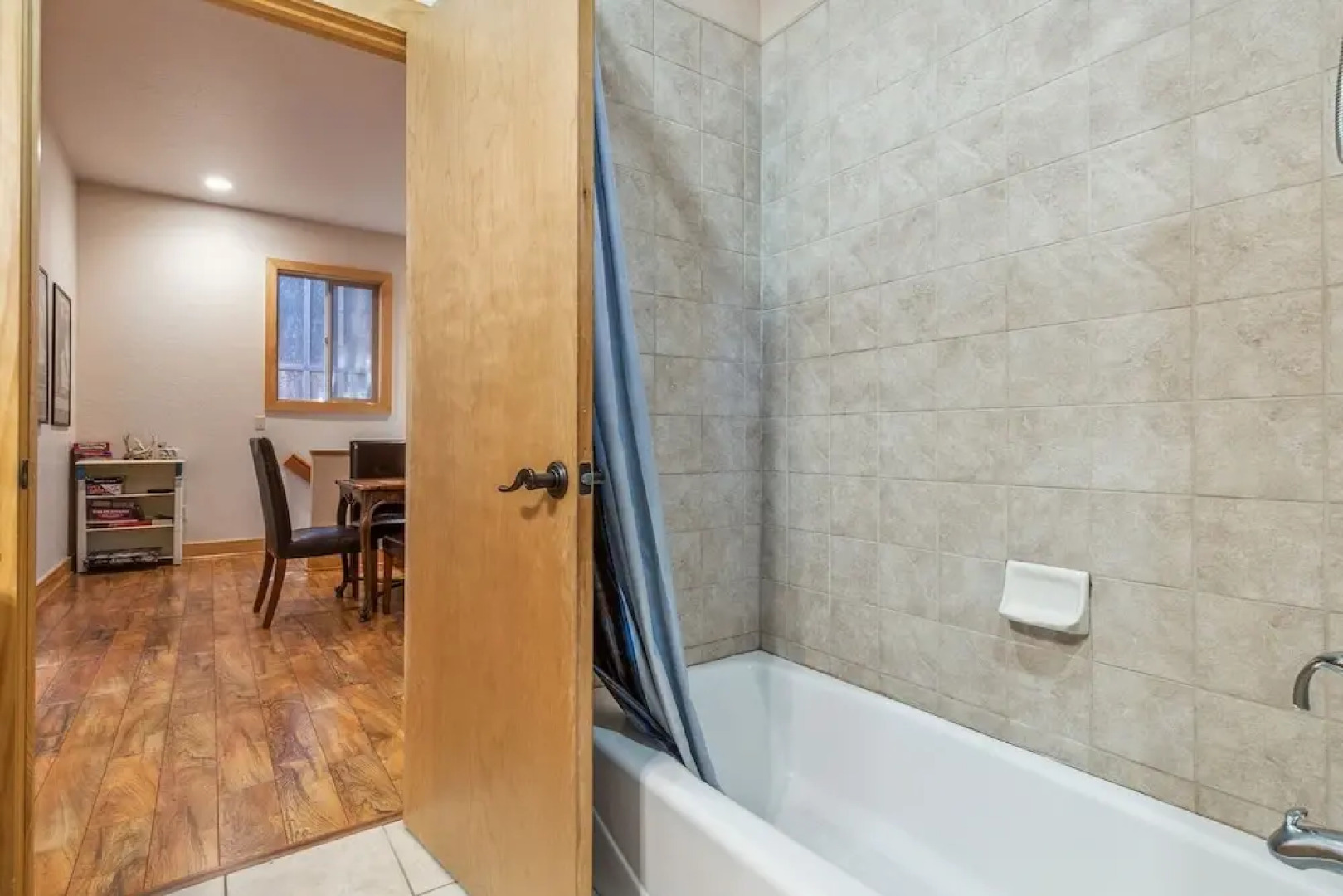 Spacious 4br/3ba. Continuous hot Water Tank! 4 Bedroom Home by Redawning