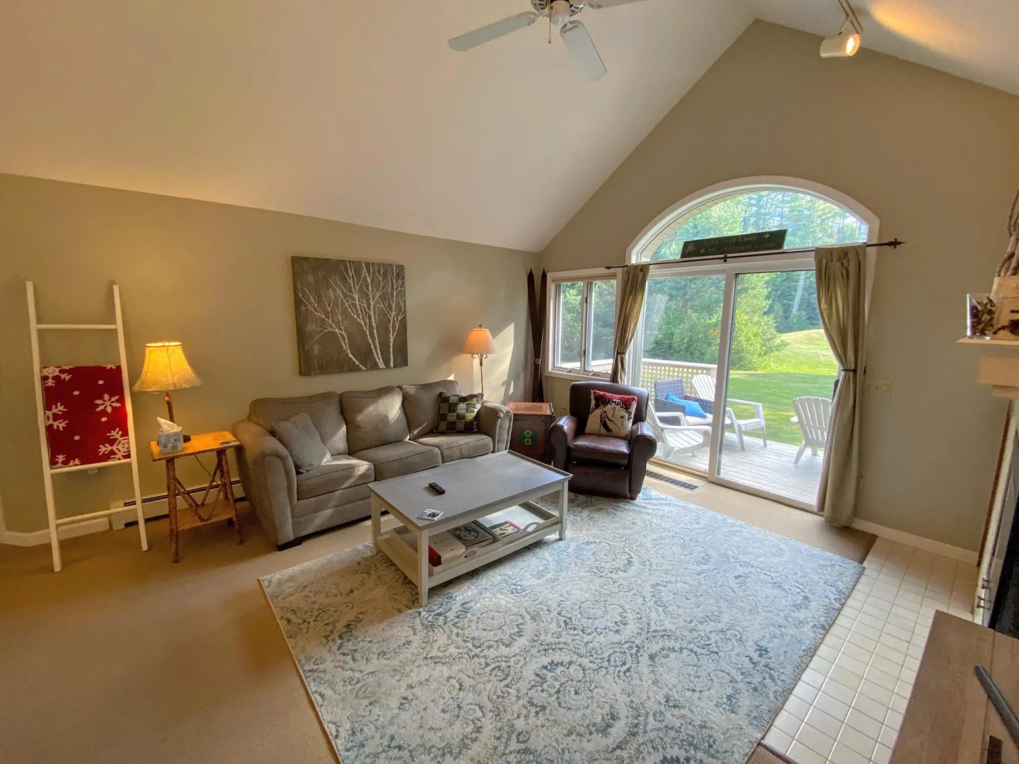 FV4 Fairway Village Condo, close to Omni Mount Washington! Fireplace, wifi, golf, skiing!