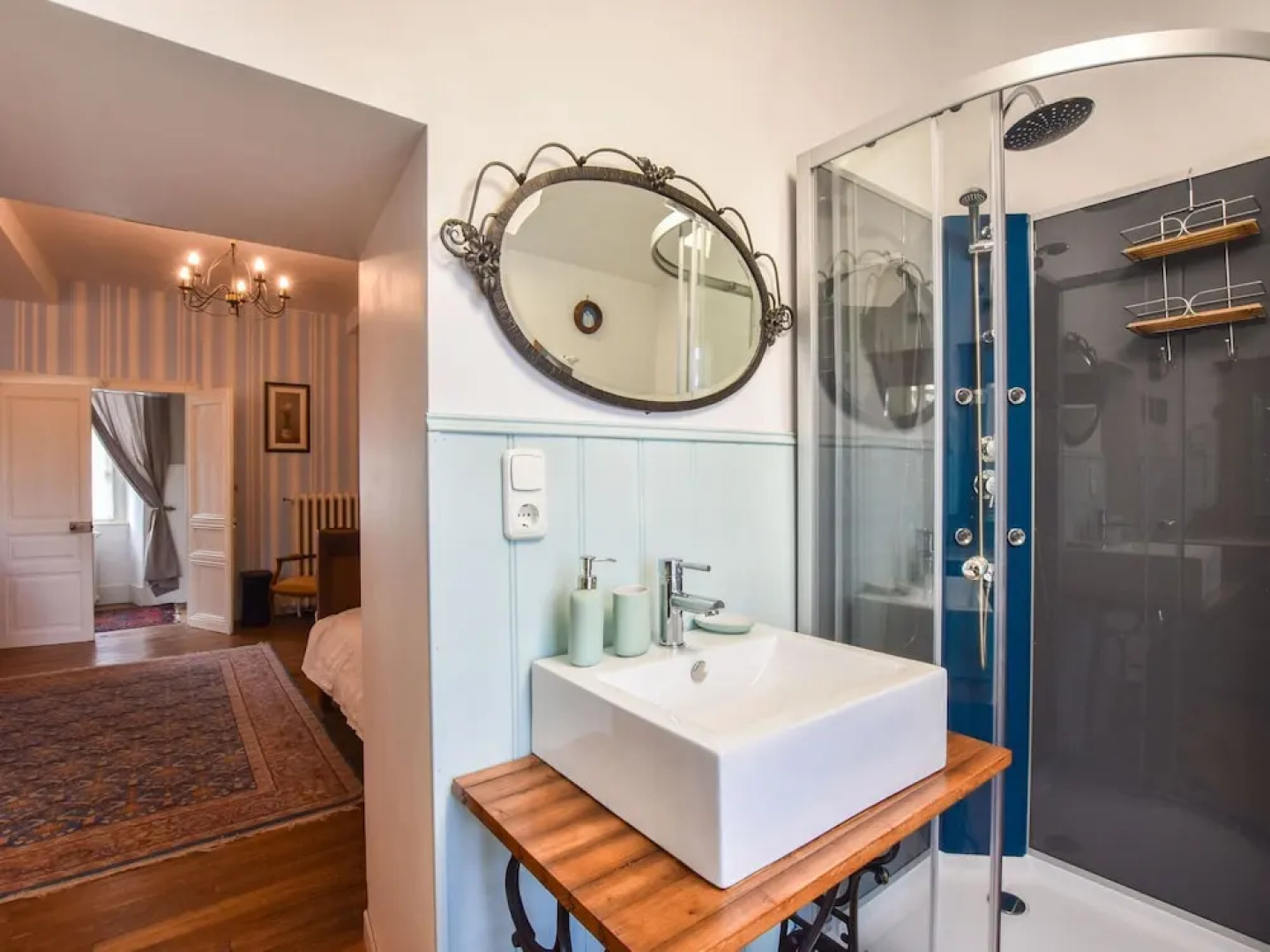 Fantastic property with large swimming pool and garden in the heart of France!