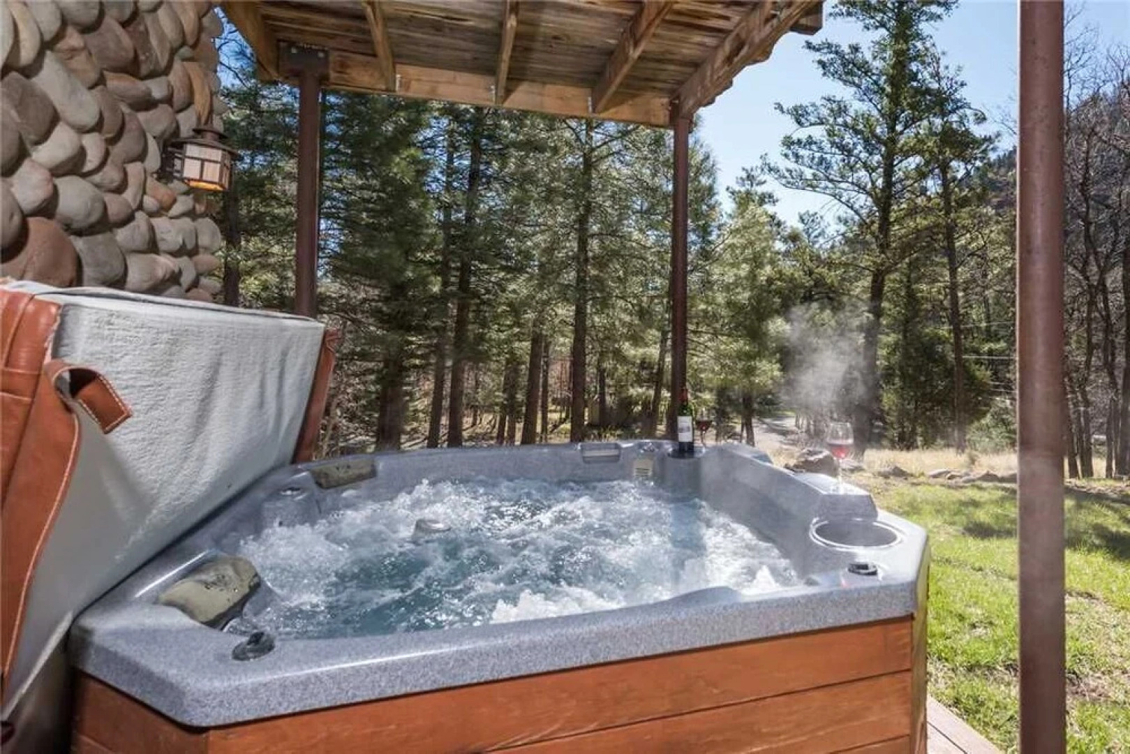 Bear Foot Lodge - Two Bedroom Cabin with Hot Tub