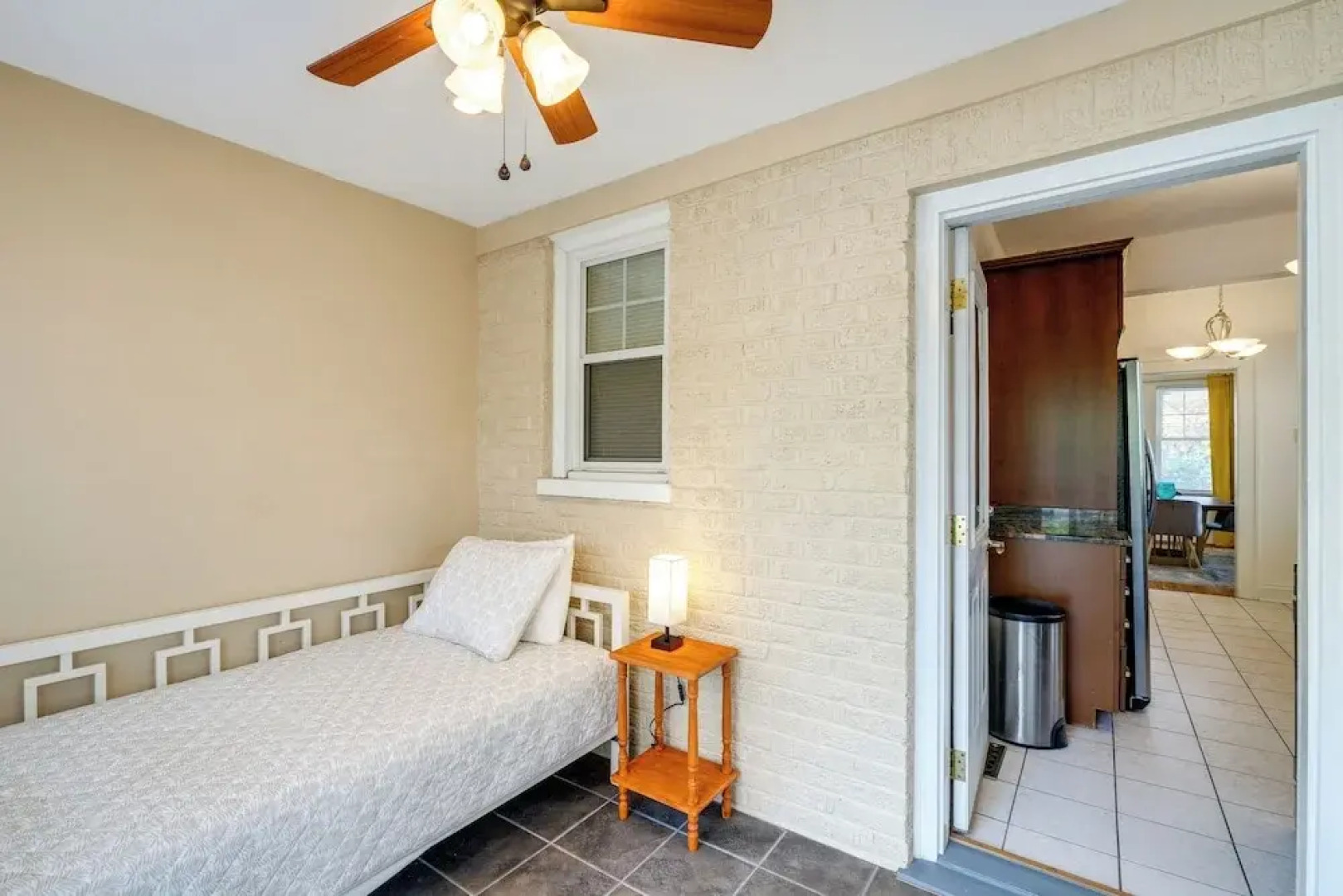 Walk to The Grandin Theatre: Roanoke Unit w/ Yard!