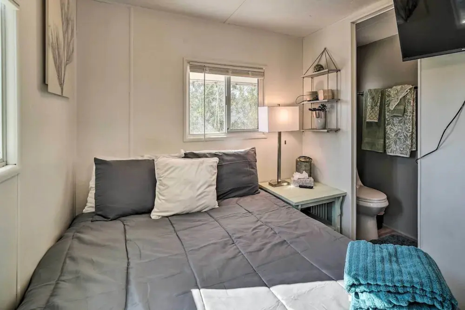 < 1 Mi to Lake Havasu: Pet-friendly Home