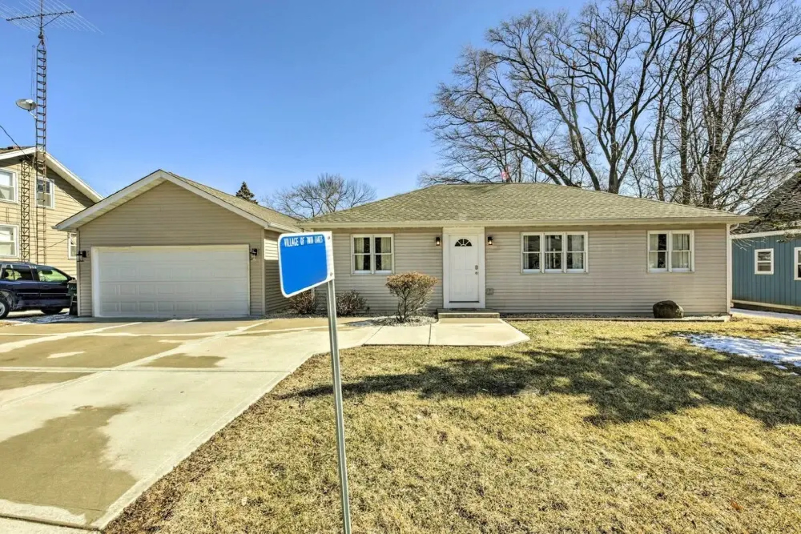 Twin Lakes Escape w/ Deck < 1 Mi to Beach!