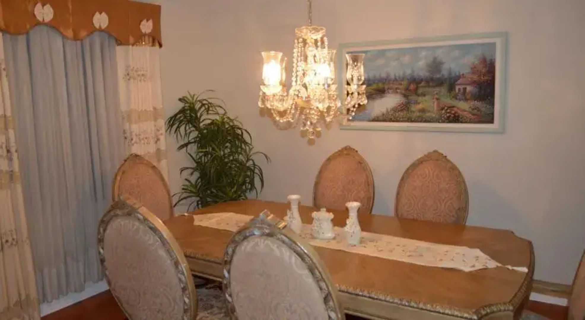 Four-Bedroom House near Universal