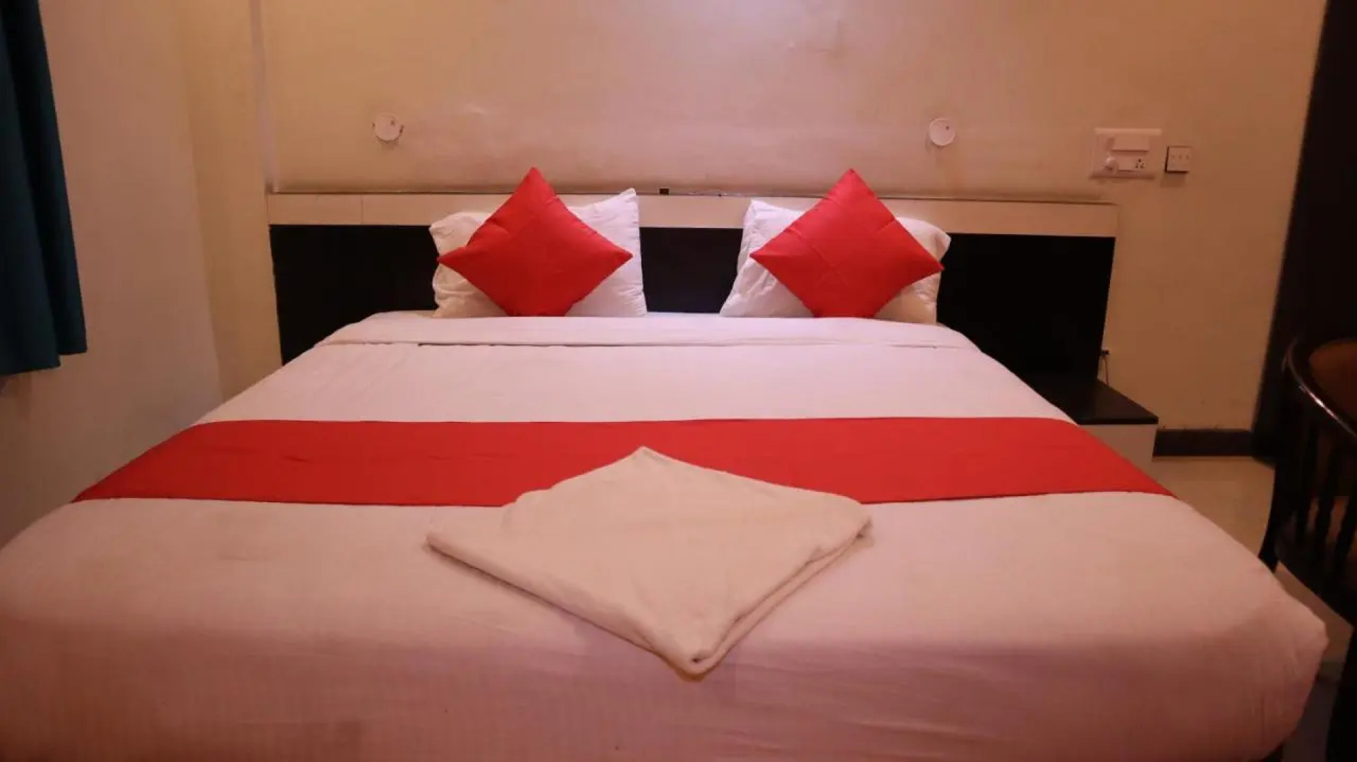 Smile Stay Bee Hive Grand