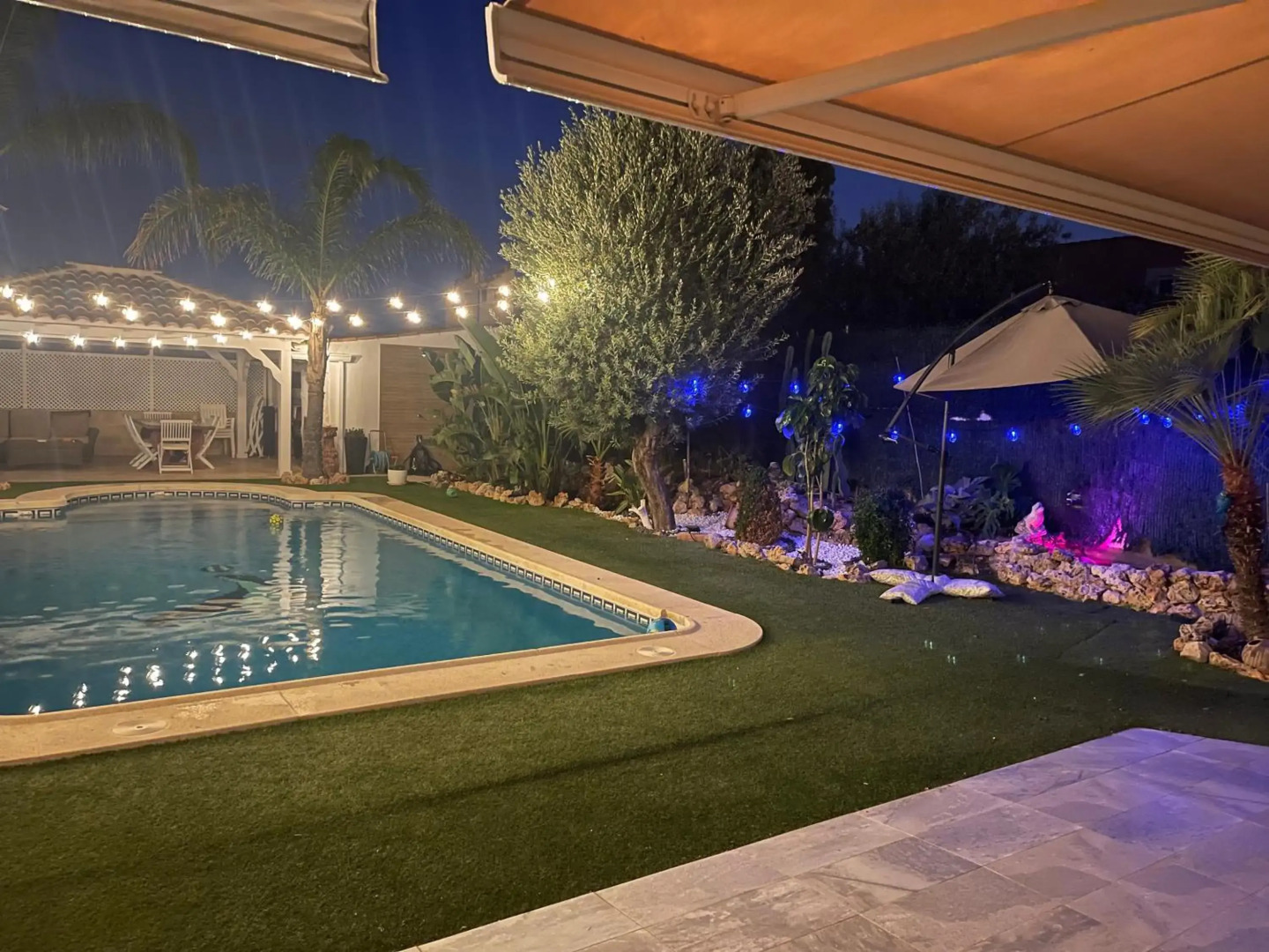 Habitación con cama extra doble más sofa cama apta hasta para 4 personas con baño privado