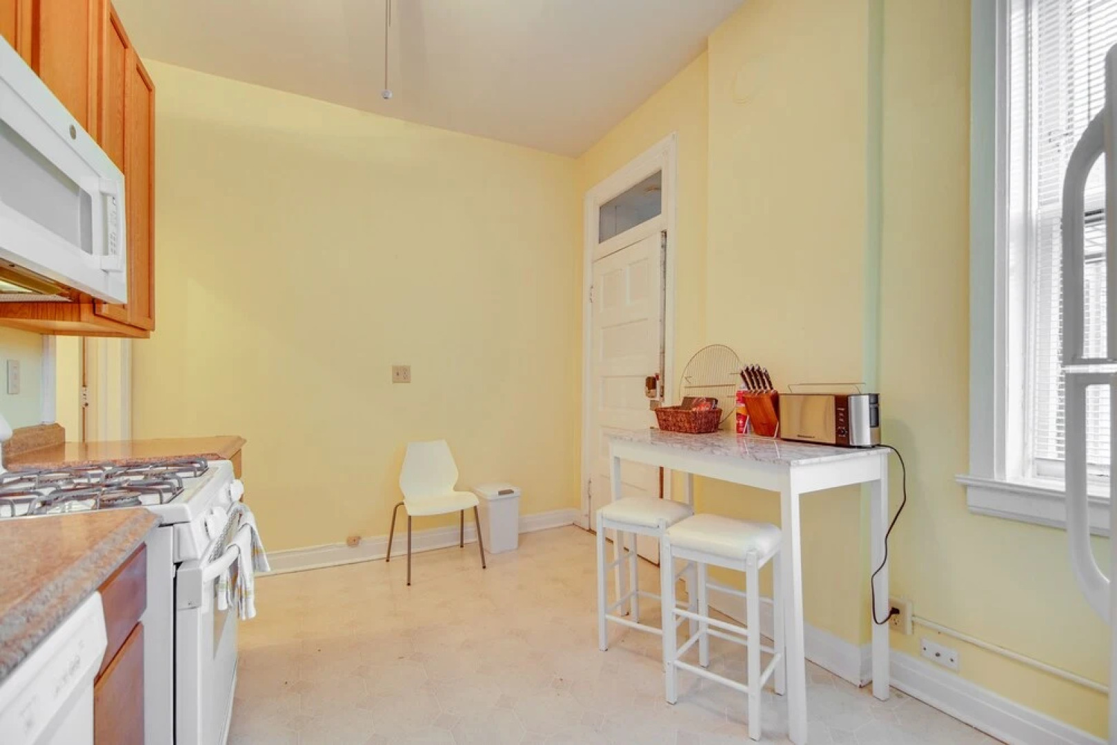 Historic Townhome in Oak Park w/ Backyard!