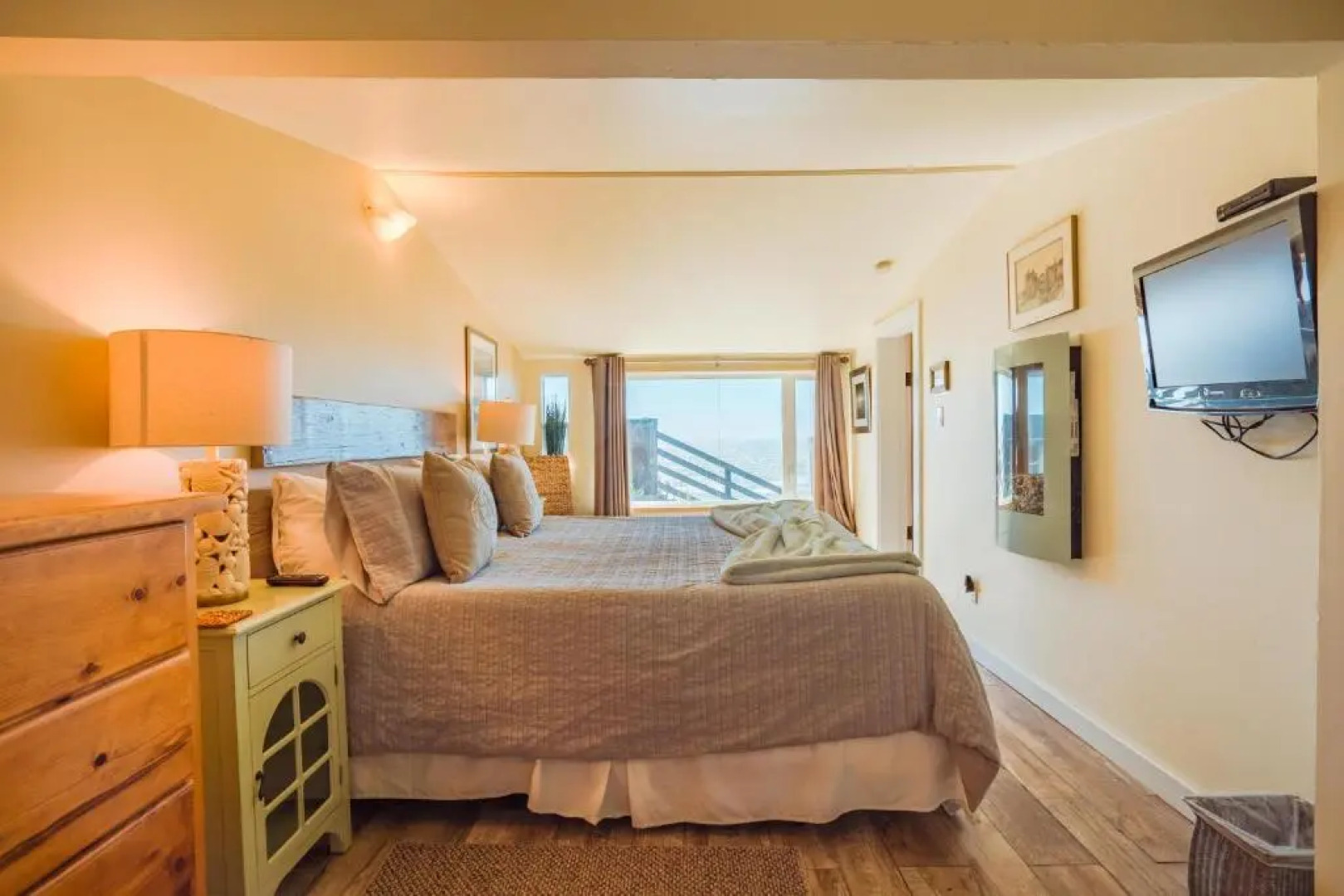 Surfscape Beach House, Private Beach & Ocean views