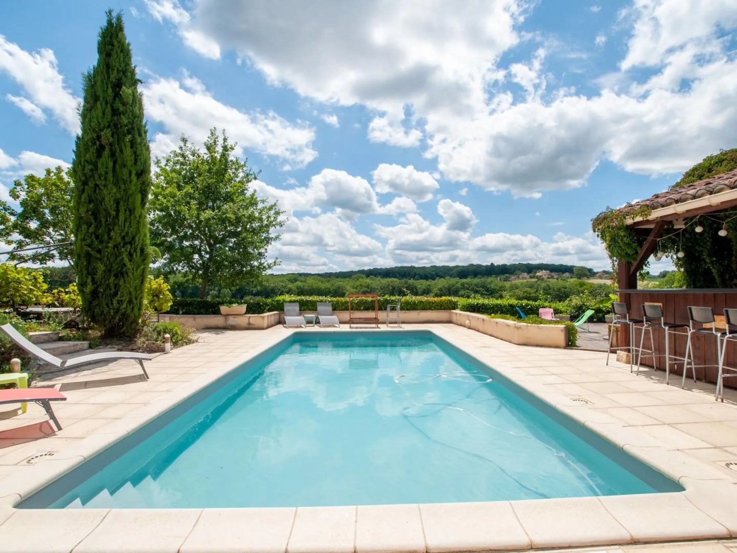 Idyllic Holiday Home in Dégagnac with Jacuzzi Near River