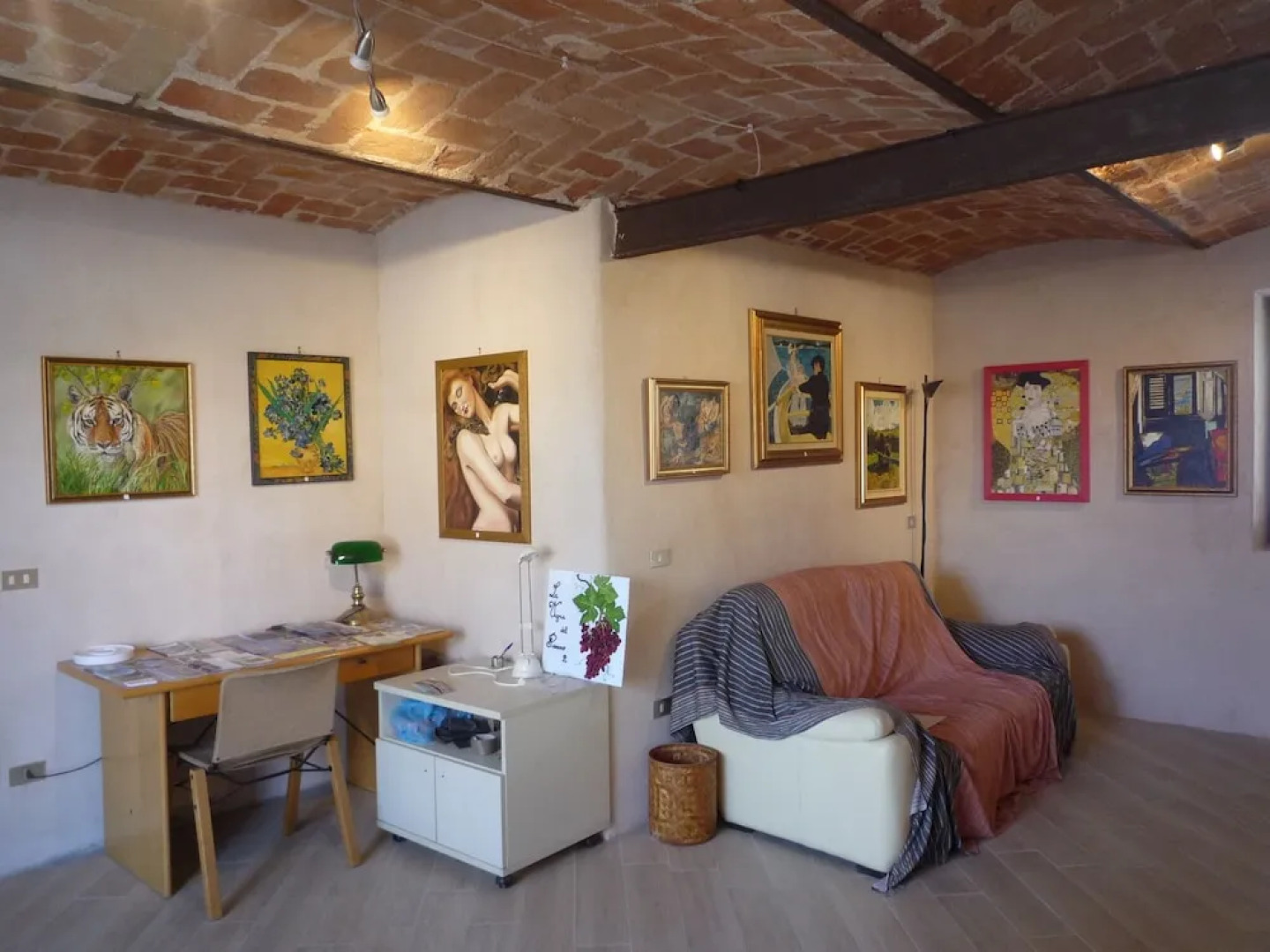 The Vigna del Parroco 2 is a House With two Apartments Located in Serralunga