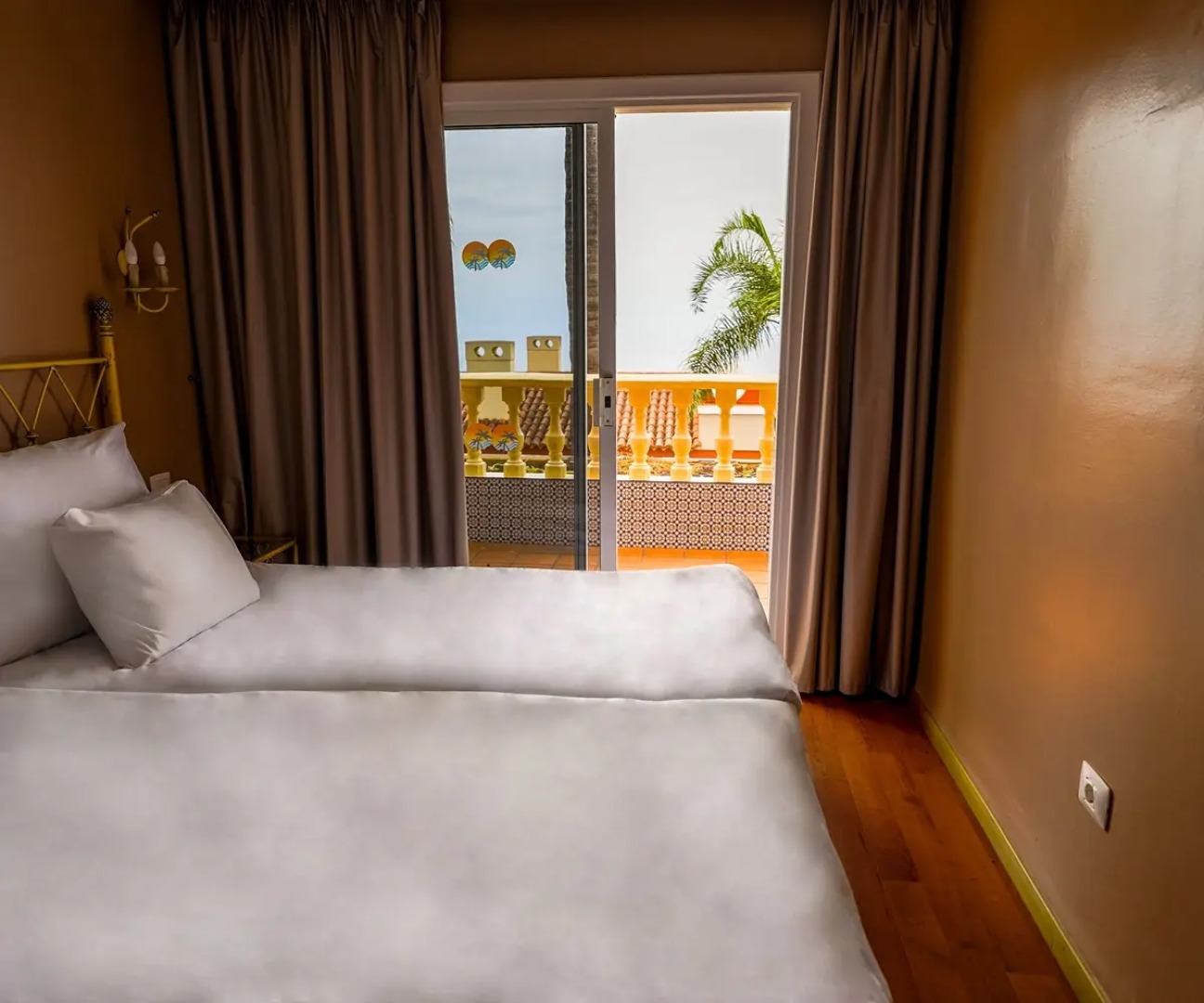 Coral La Quinta Park Suites