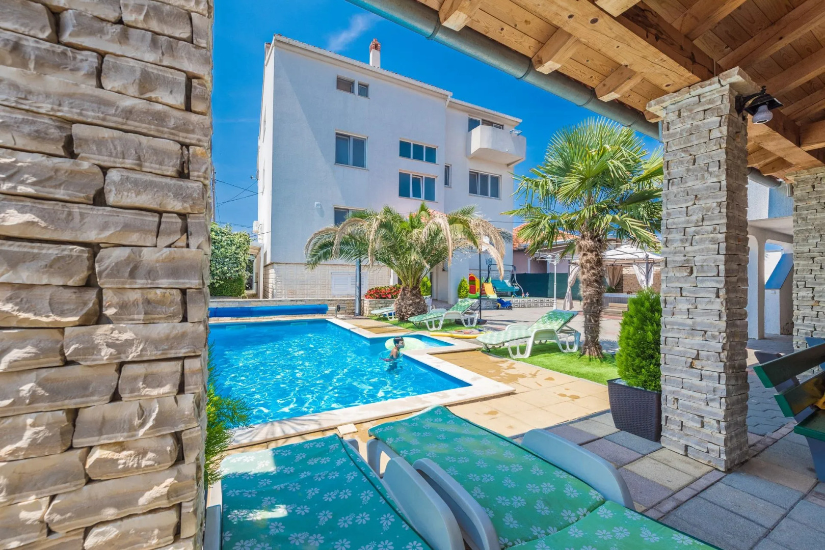 Room Tomo - open pool and pool for children: R1 Sukosan, Zadar riviera