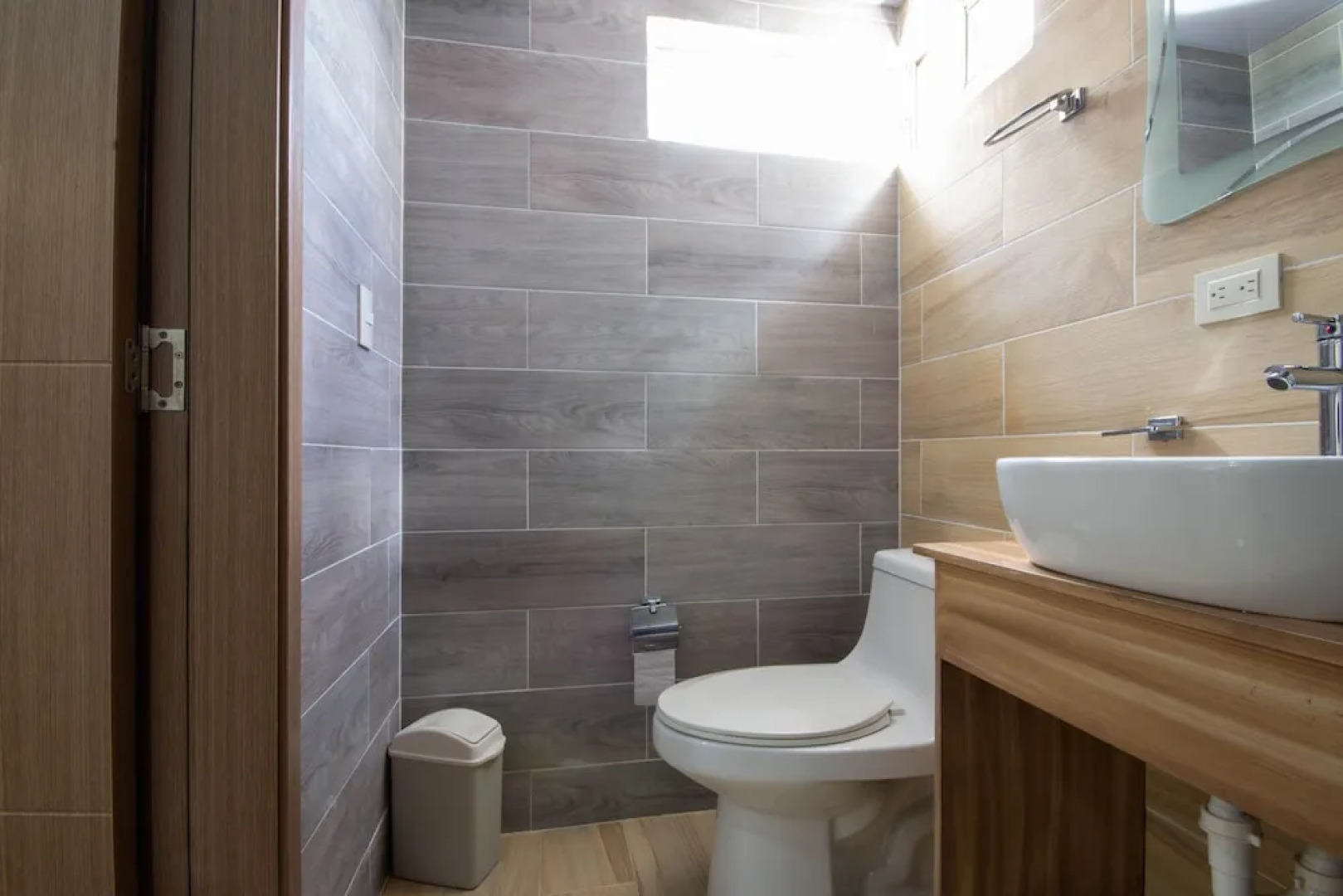 Modern Apt With free parking and AC 3brs