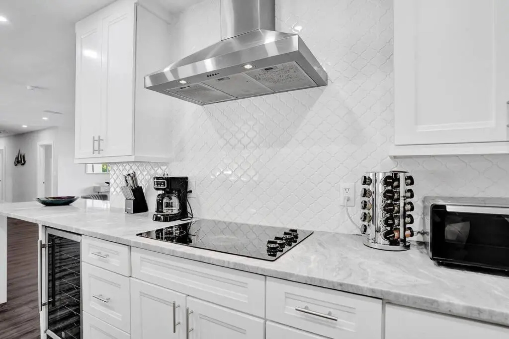 Stunning 4 Bedrm New Pool+Jacuzzi 1 Mile to Beach