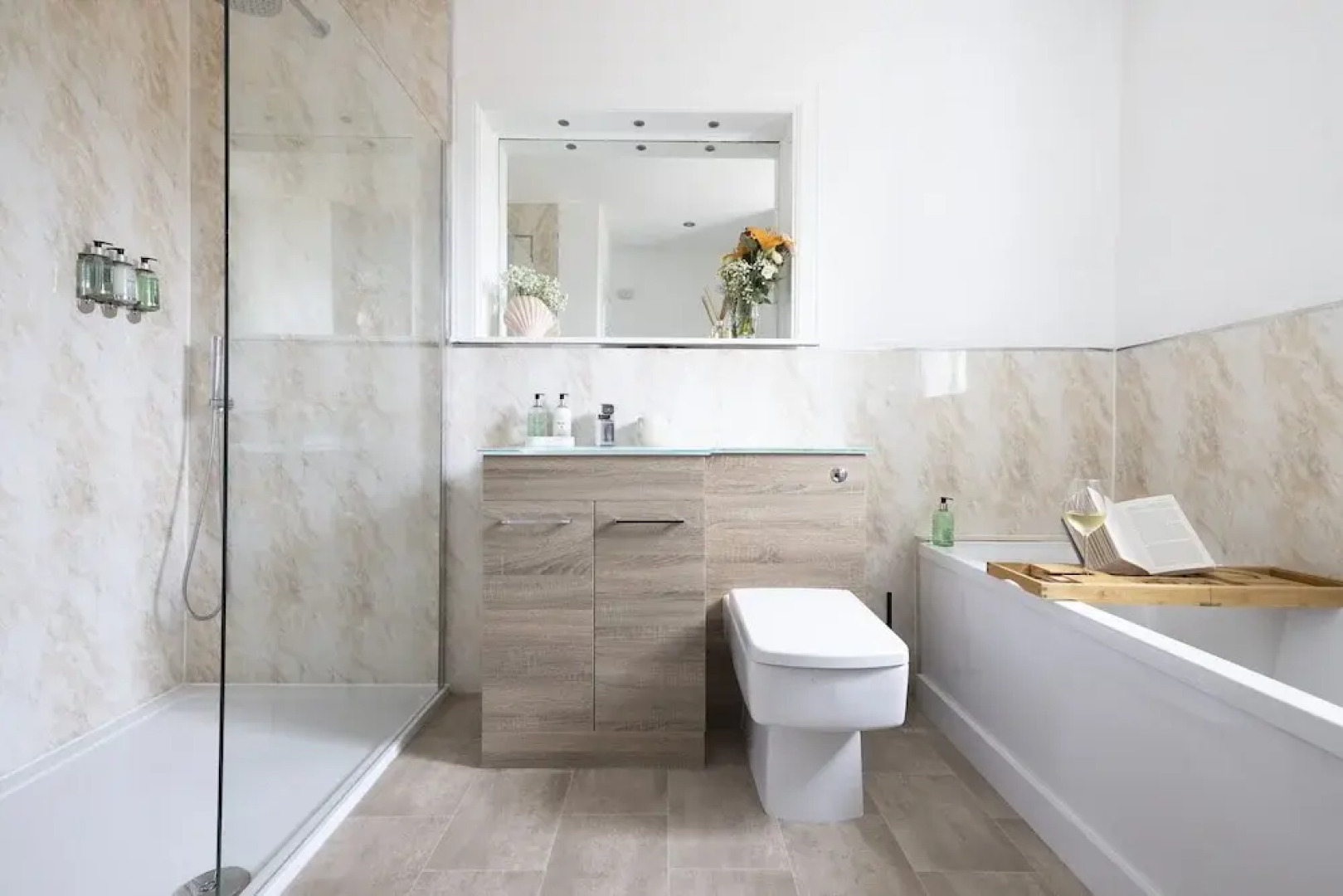 JOIVY Aurora House - 4 Bed With Hot Tub And Sea View