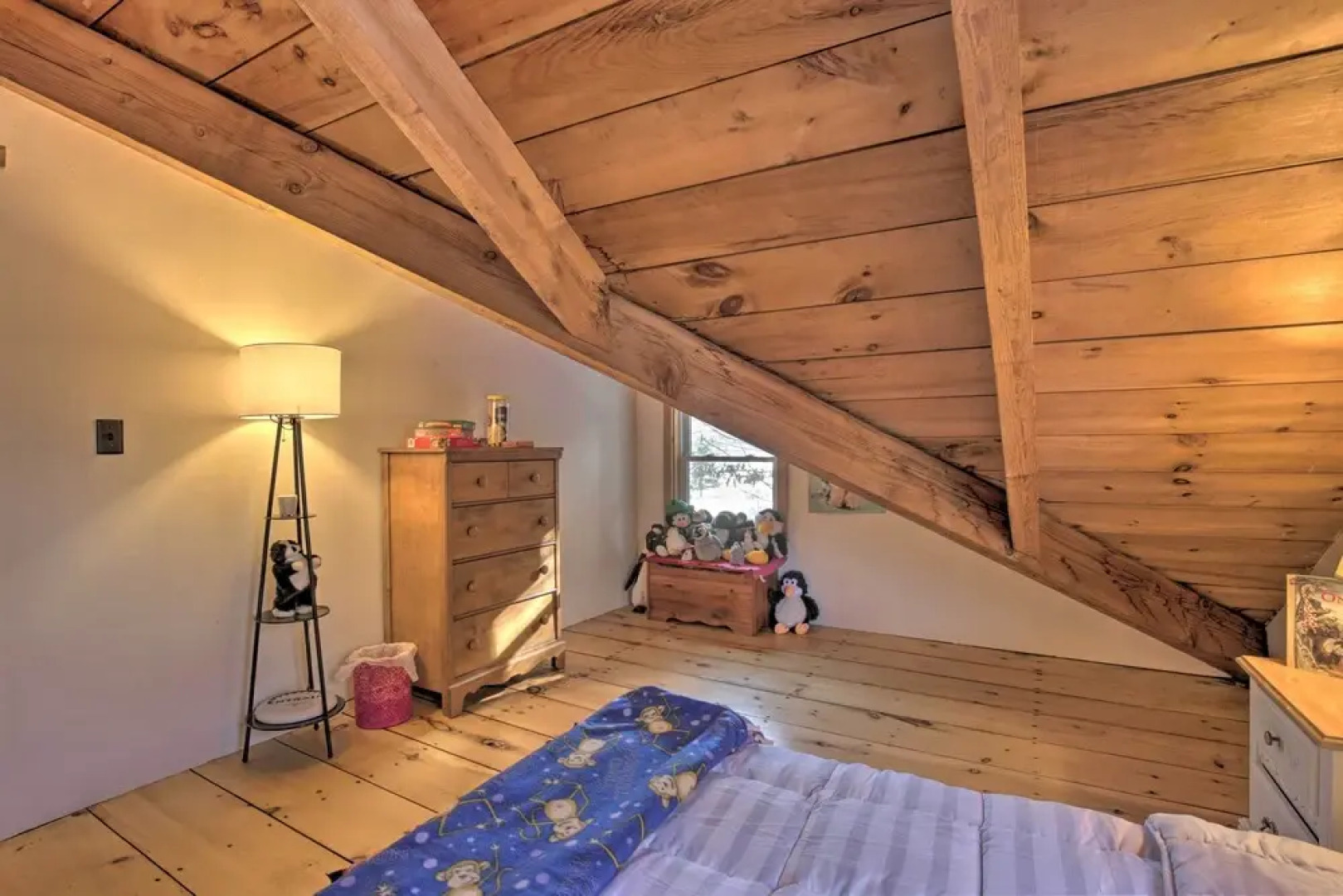 Cabin: Private Hot Tub, Walk to Pats Peak Ski Area