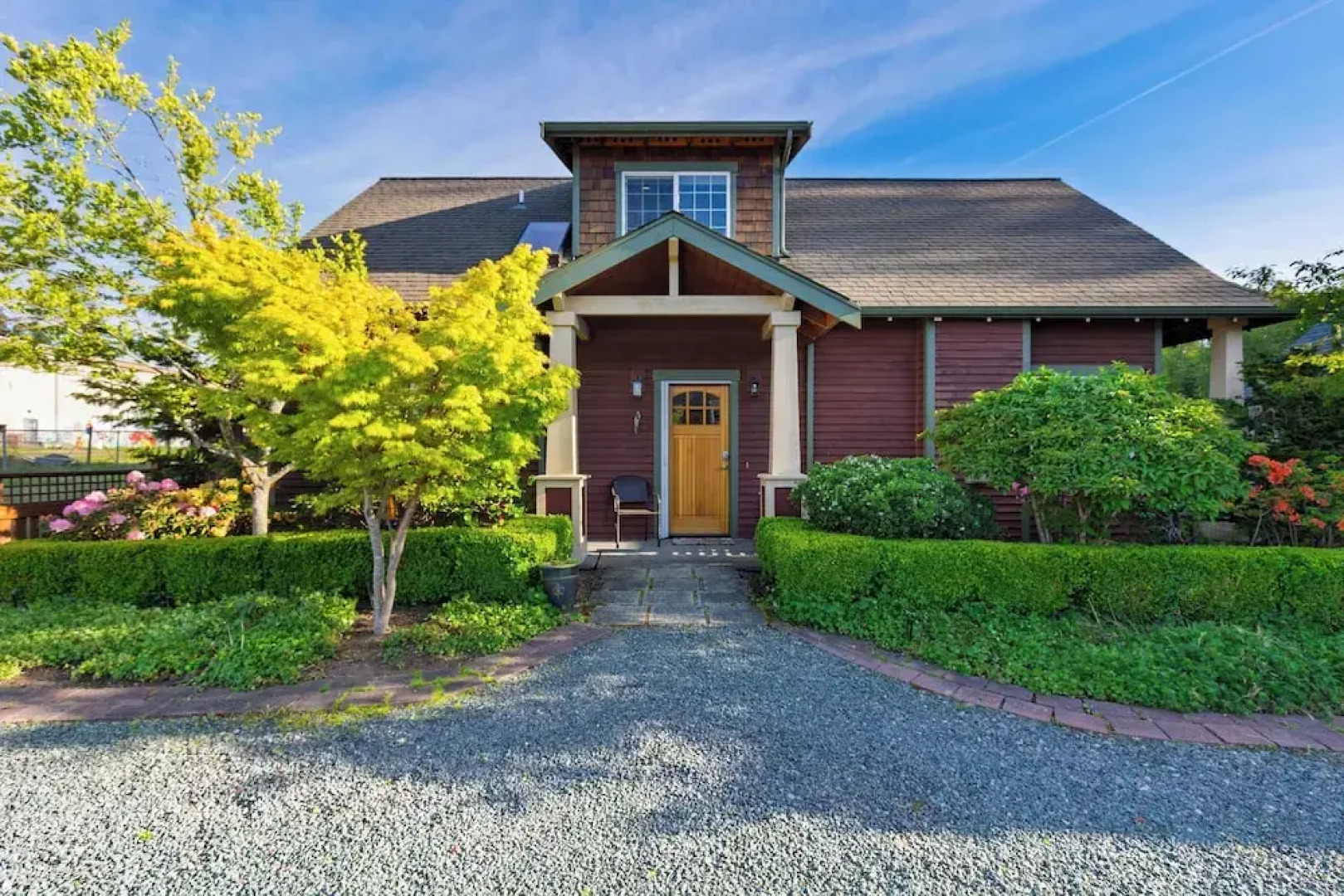 Sunny Backyard, Fireplace, Coastal Access in Peaceful Neighborhood Near Shopping