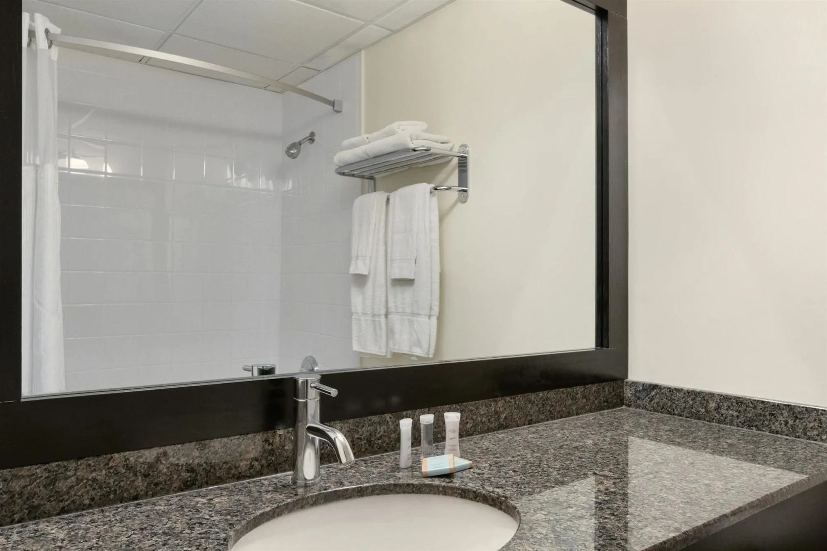 Travelodge Kingston LaSalle Hotel