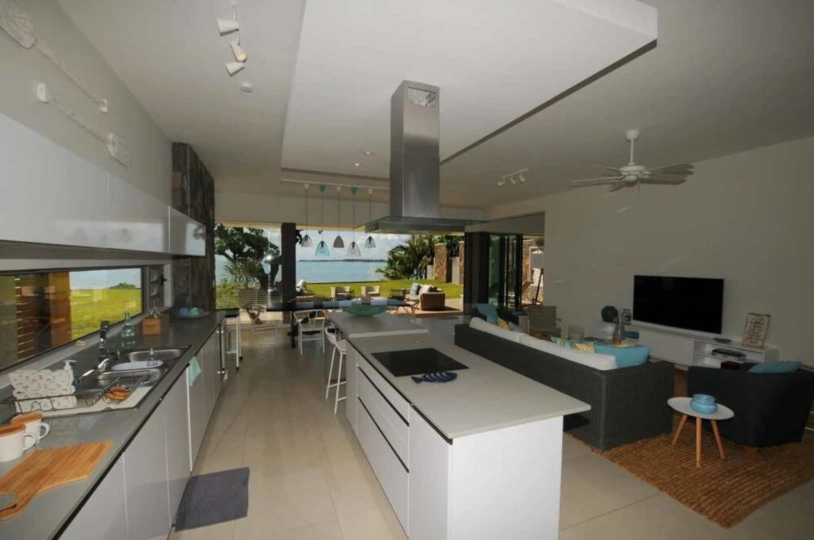 Beach and Pool Poste Lafayette