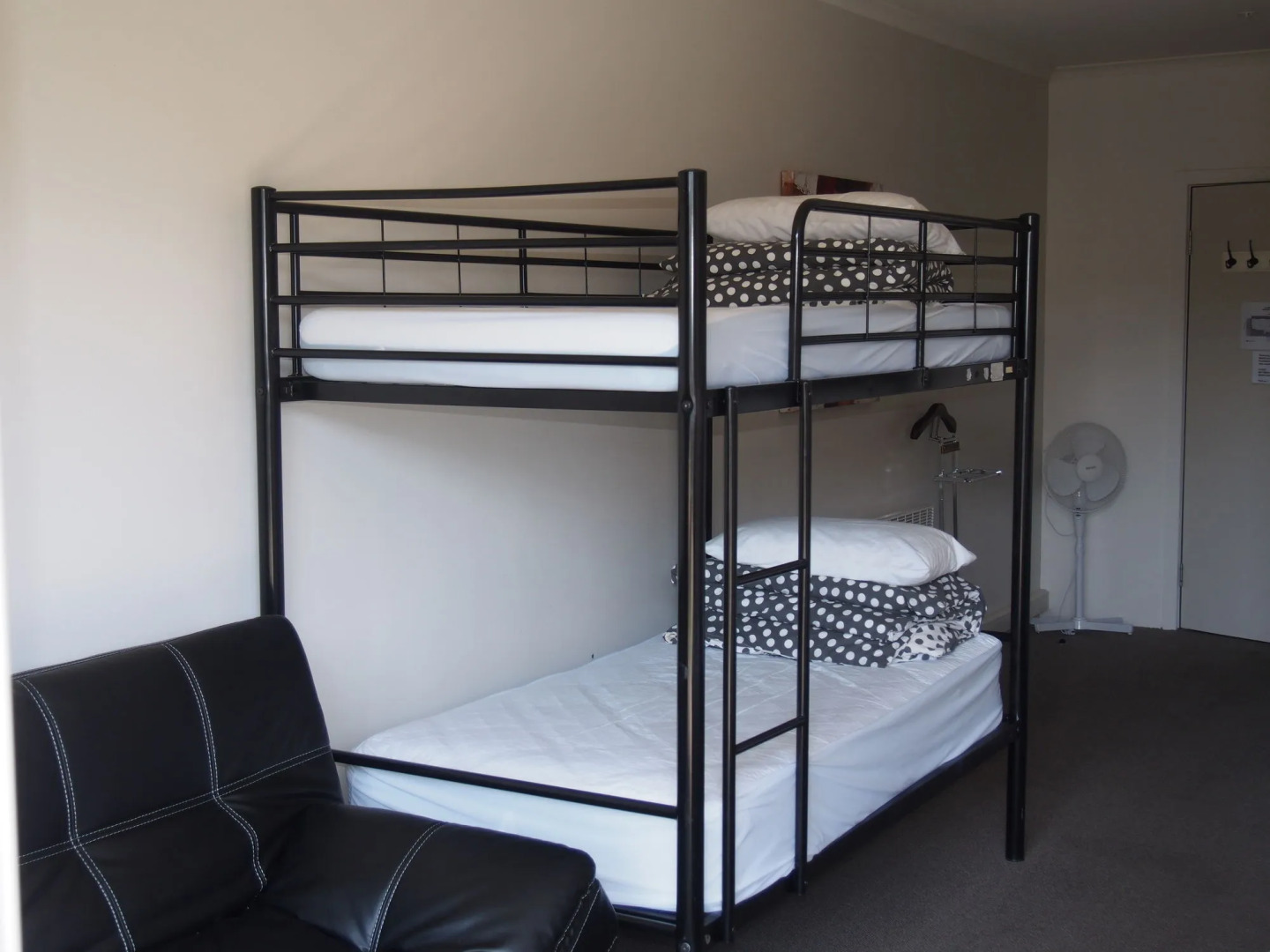 Sow and Piglets Guesthouse - Hostel