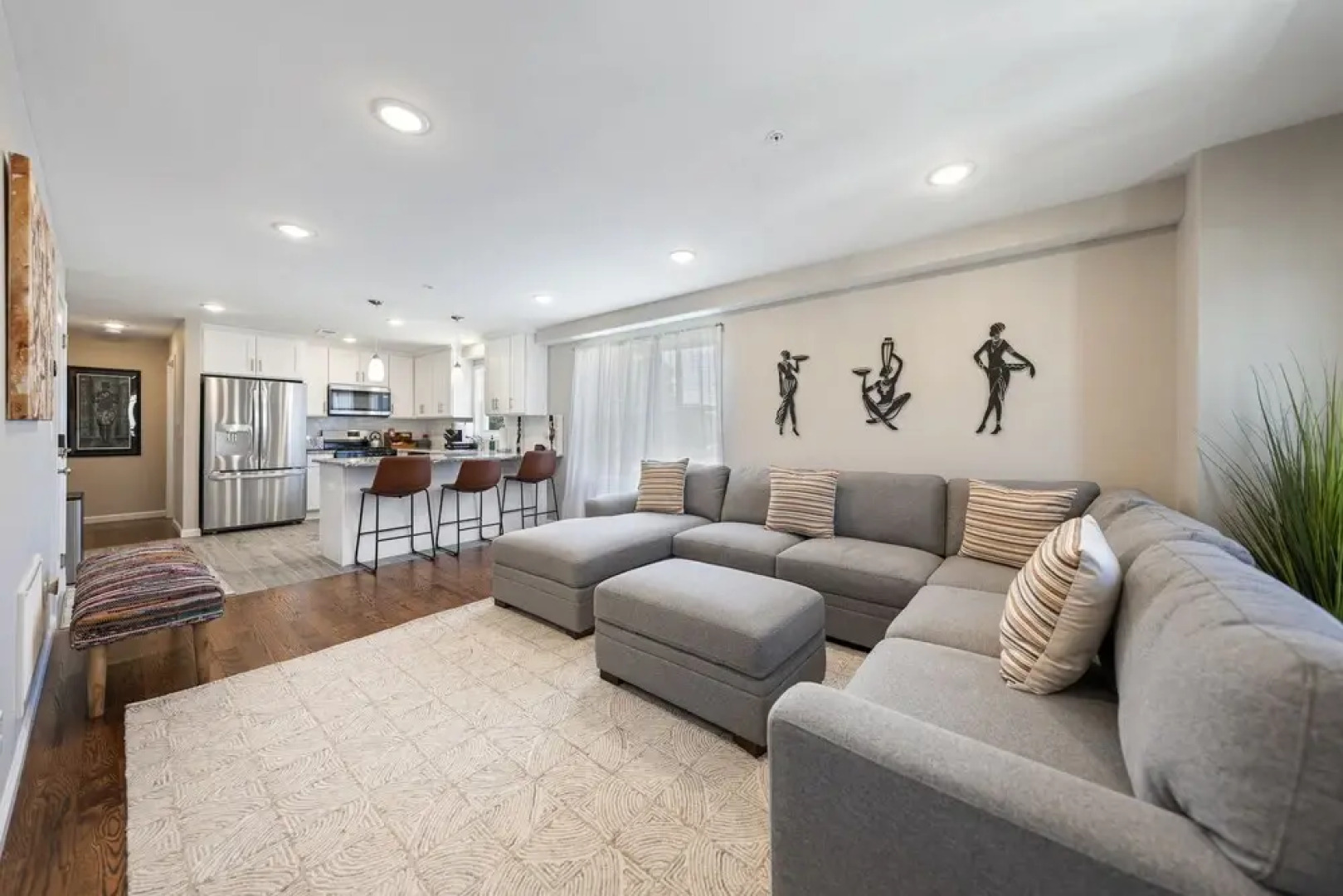 Simon Stays I Grand Oasis