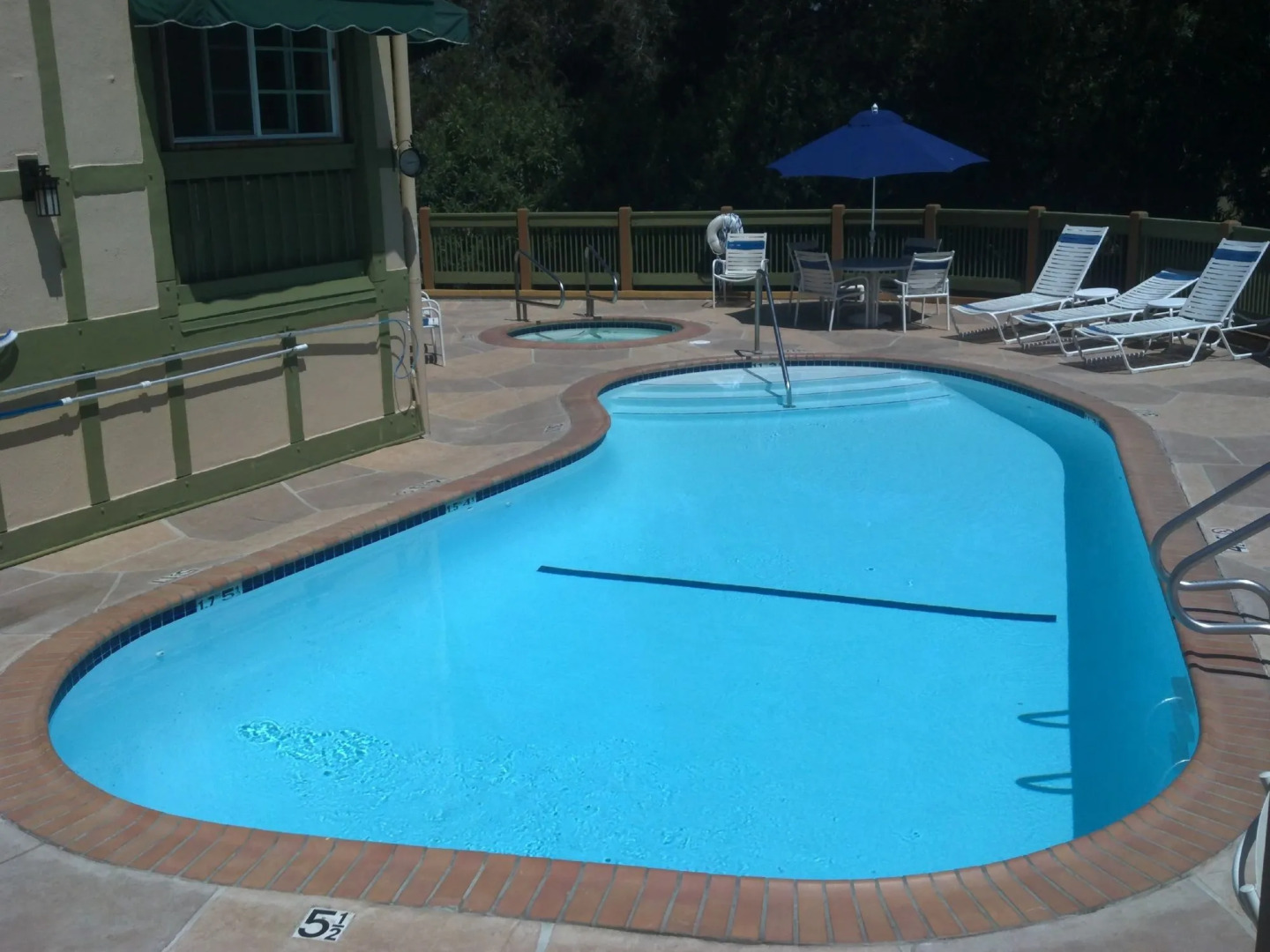 Vinland Hotel and Lounge