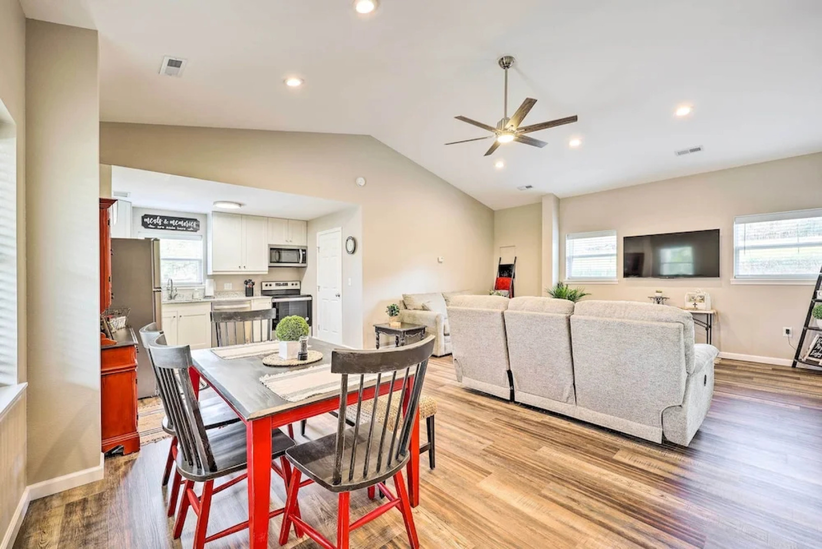 Eureka Springs Area Home w/ Porch, Grill!