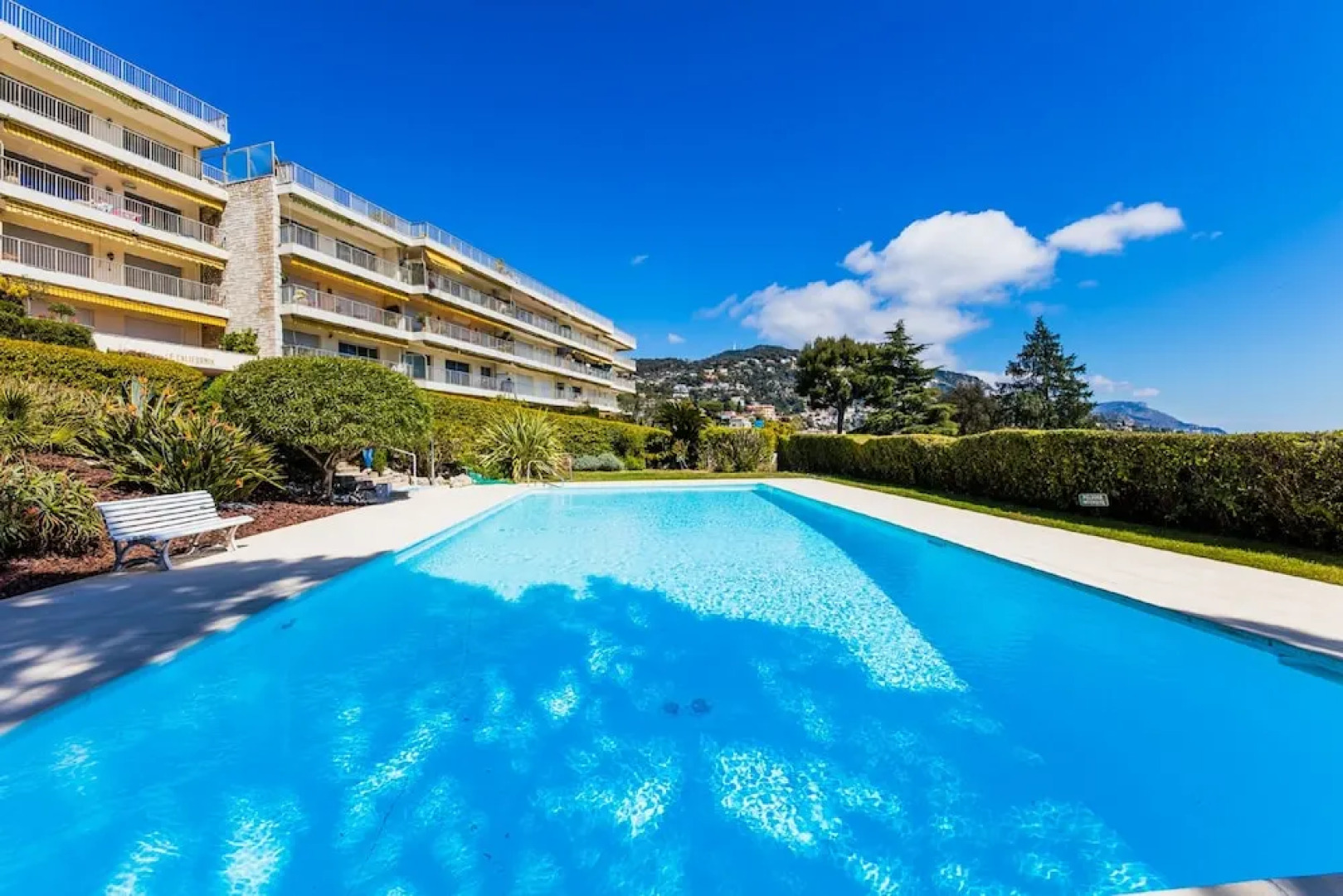 Le California AP1008