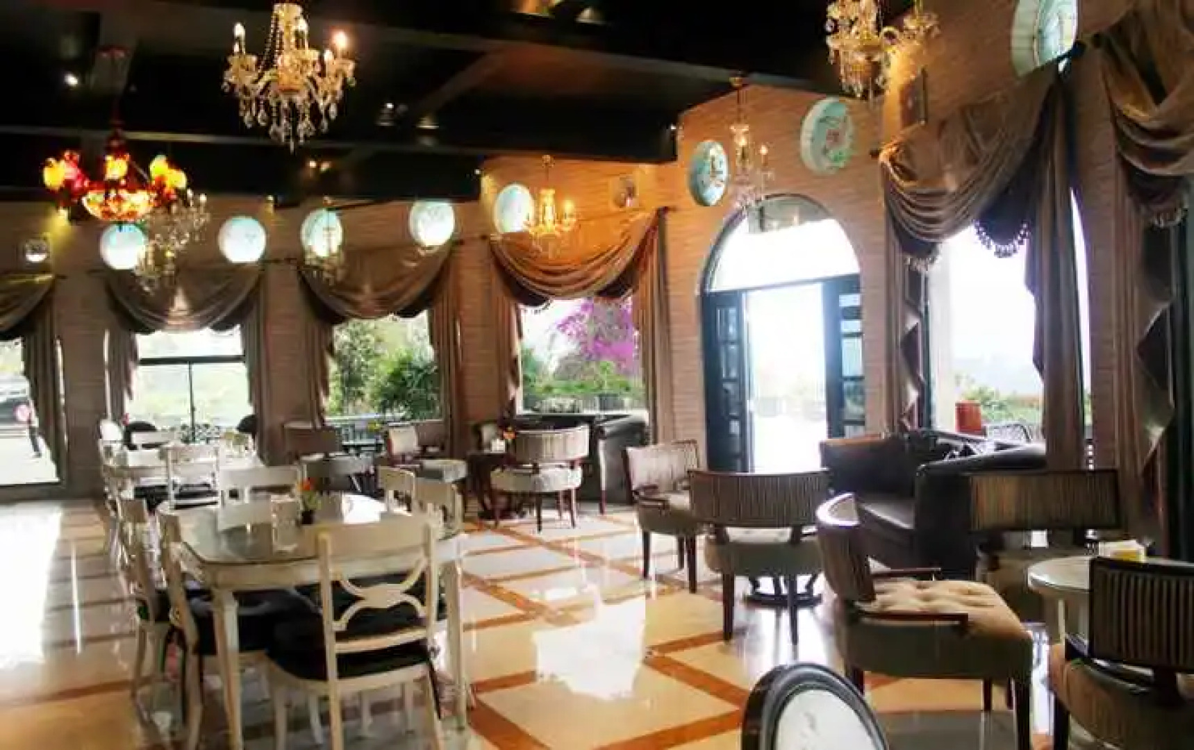 Seruni Hotel Hobbit House