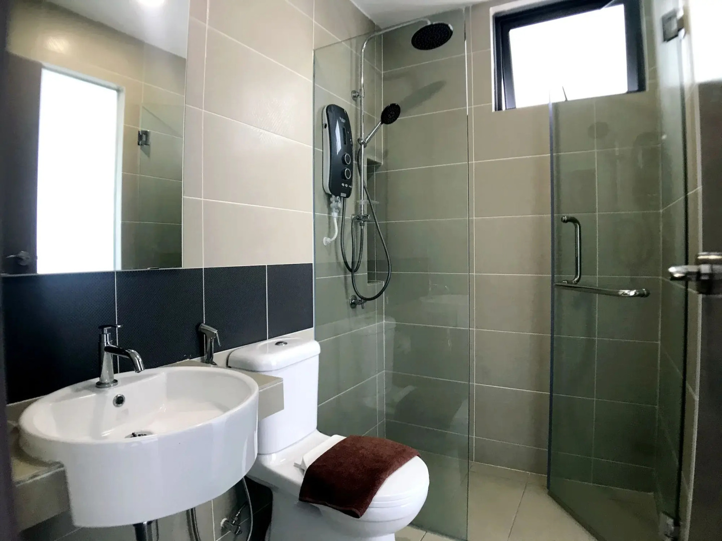 One Amerin Mall & Suites