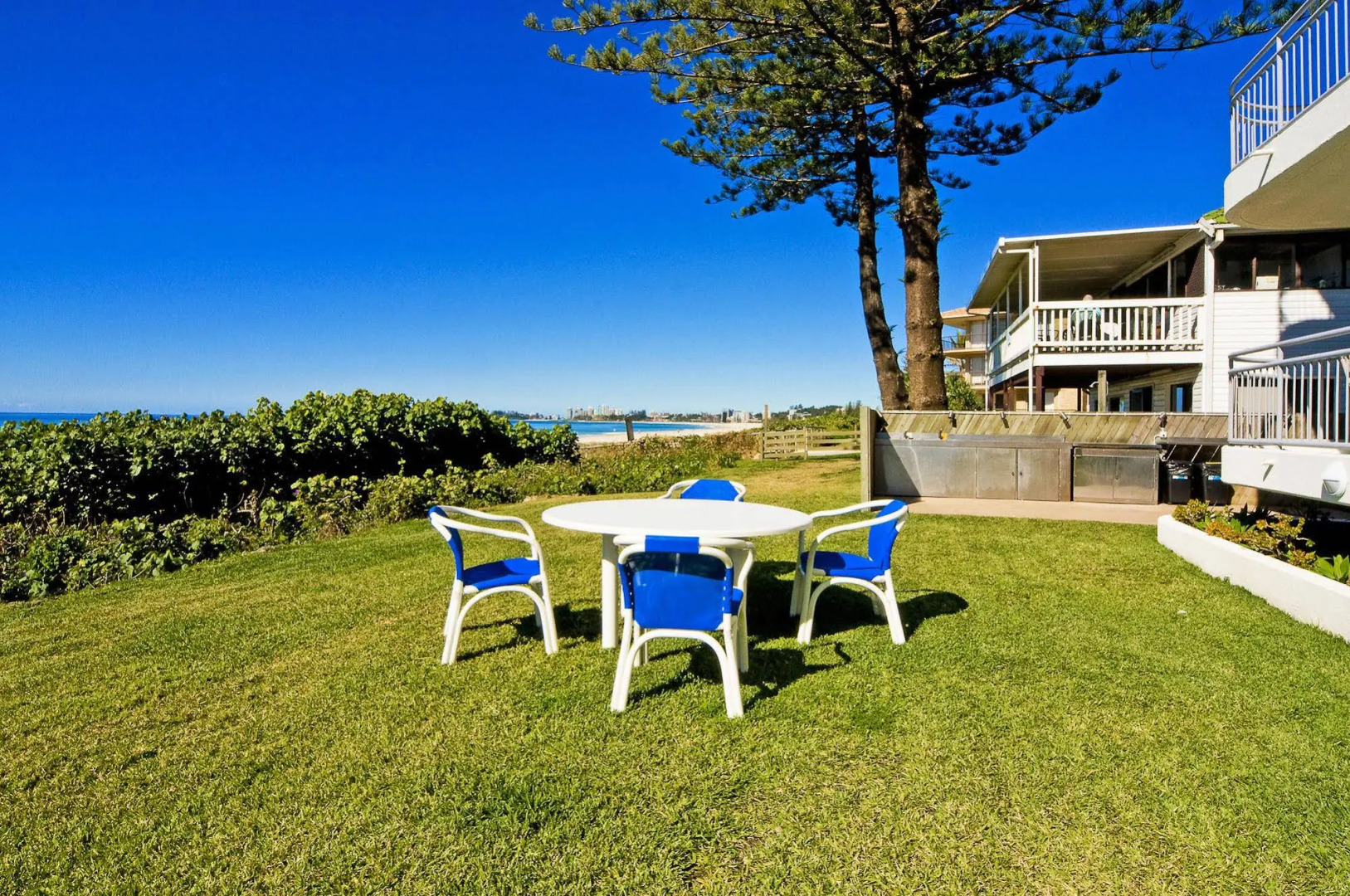 Oceanside Resort - Absolute Beachfront Apartments