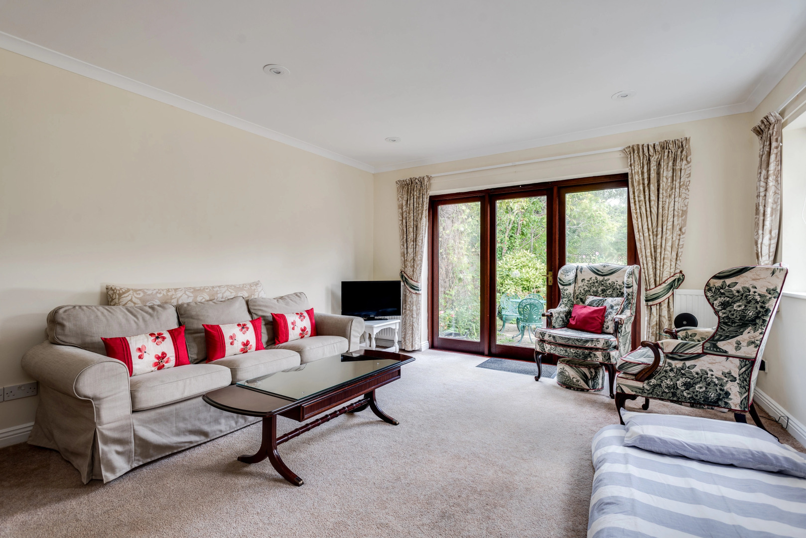 Spacious 1-Bedroom Flat with garden & free parking