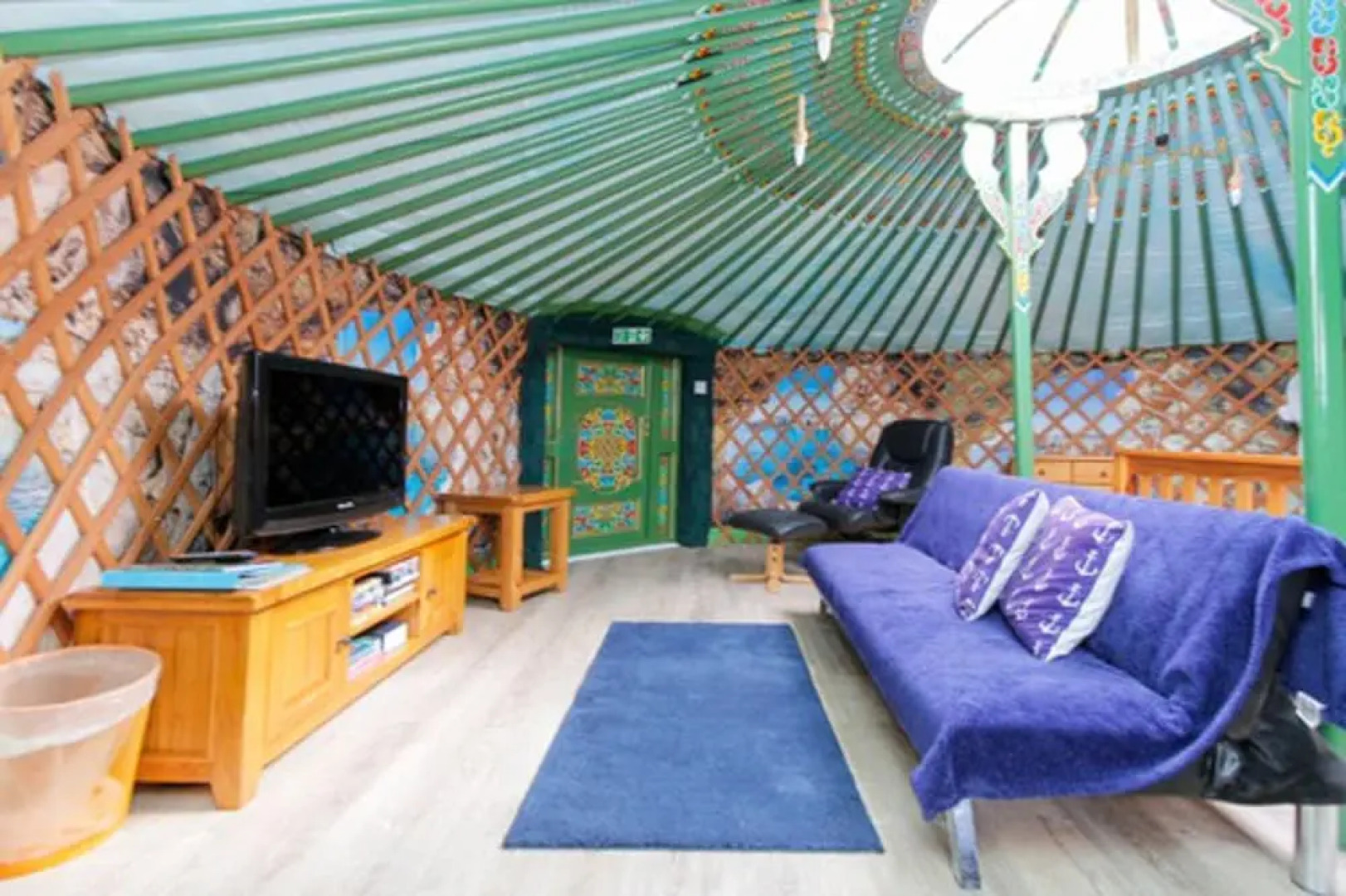 Green Yurt With Hot Tub - Sleeps 3, Parking & Wifi