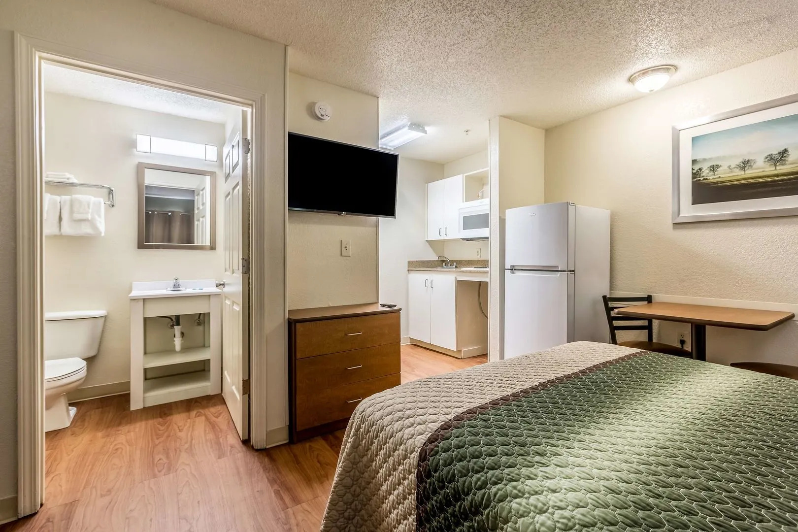 HomeTowne Studios by Red Roof Atlanta - Chamblee