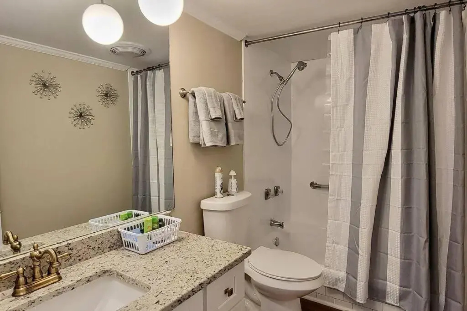 Lakeside Villa - Quite Location, walk to the pool and to the Country Club