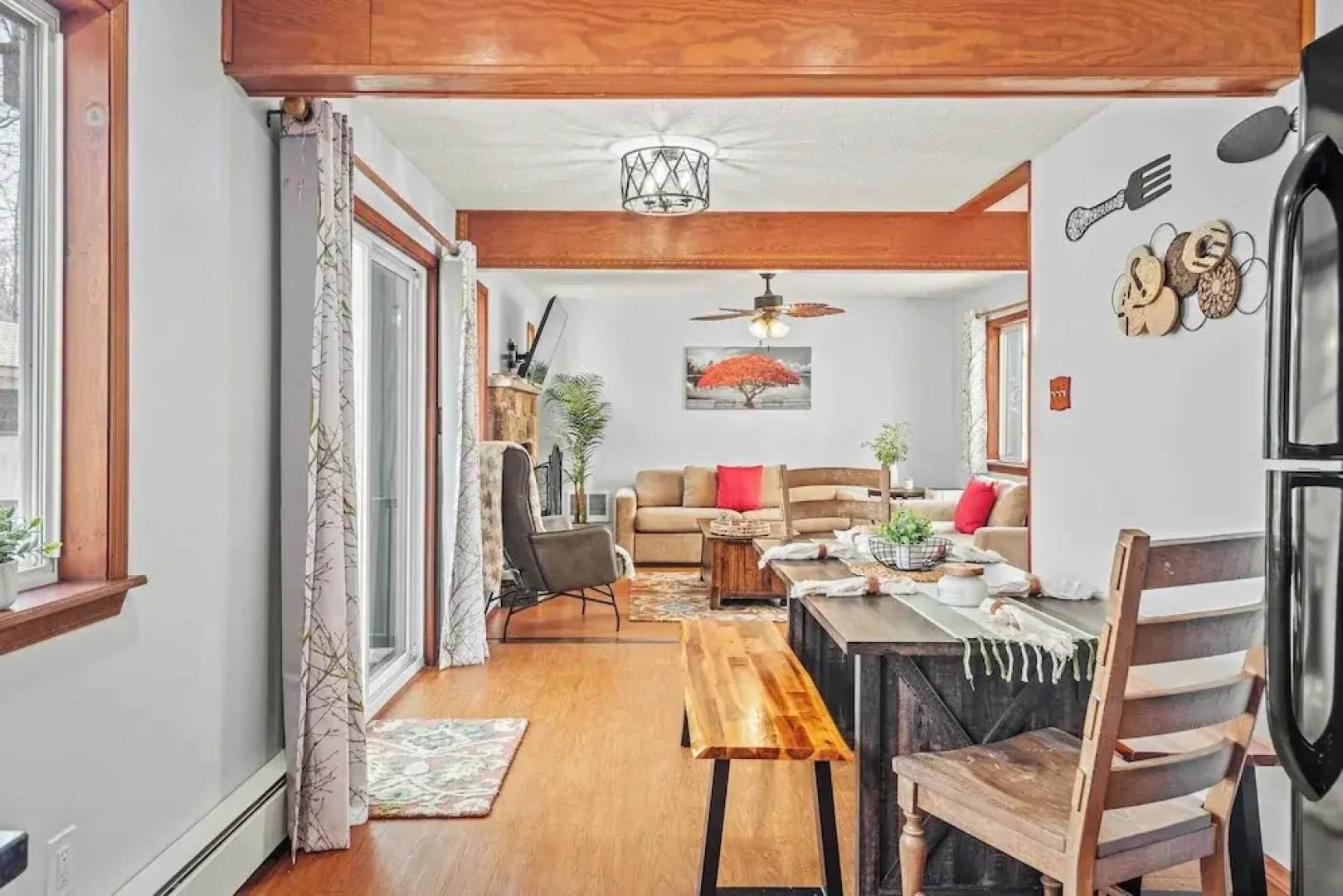 Stylish Renovated Home Open Layout, Coffee Bar + Near Hiking & Waterfalls