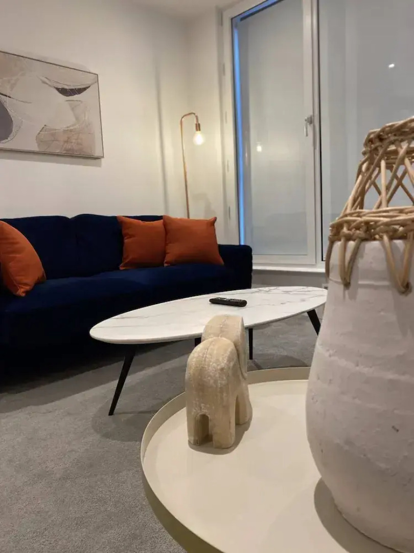 Lakeside - Central Apartment - Free Parking - Cinema Room