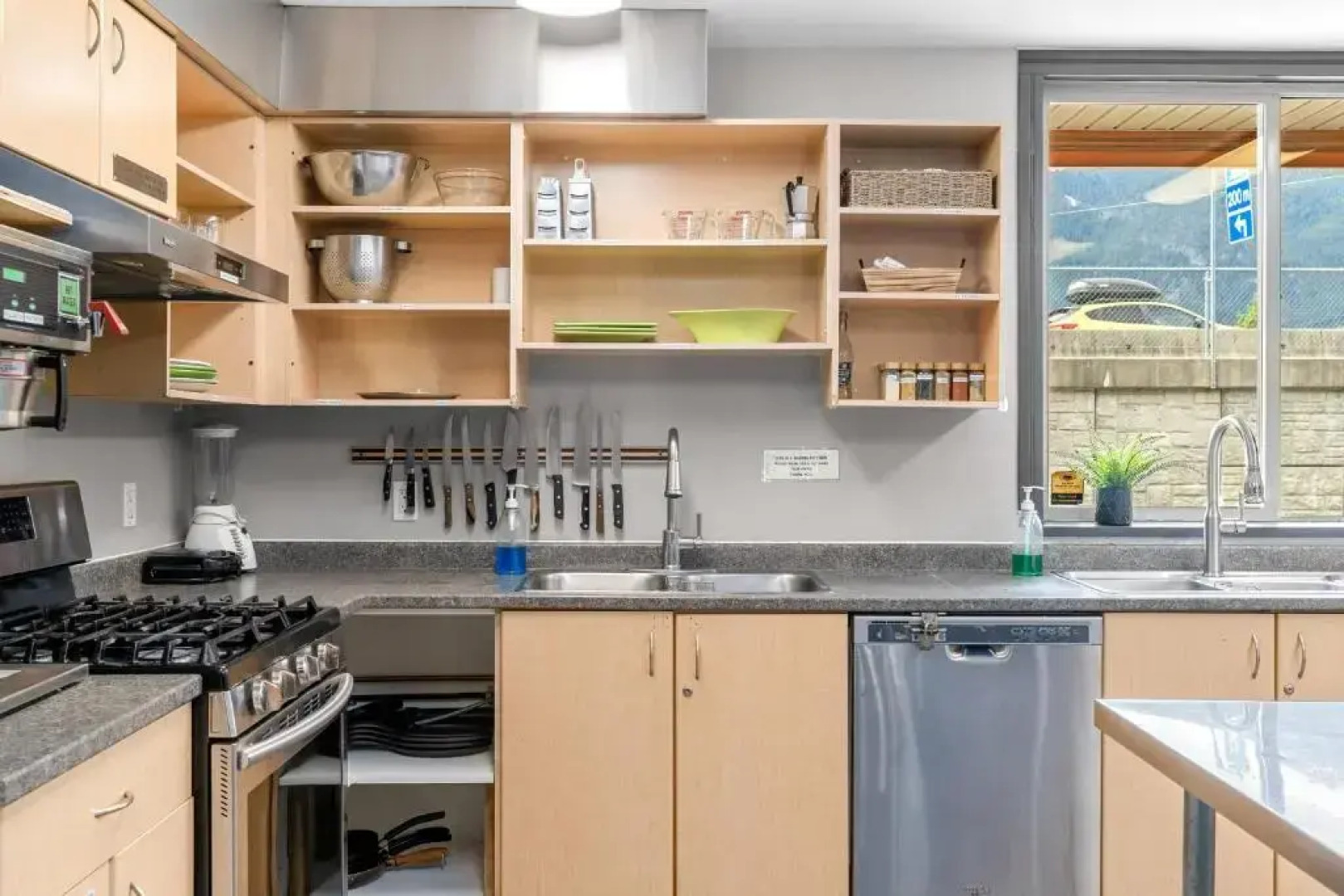 Squamish Adventure Inn & Hostel