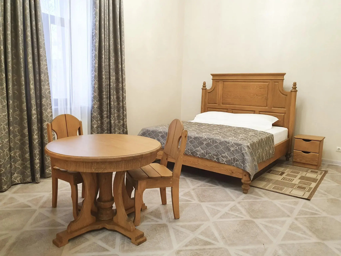 Anna and King  (on Zheleznodorozhnoy)