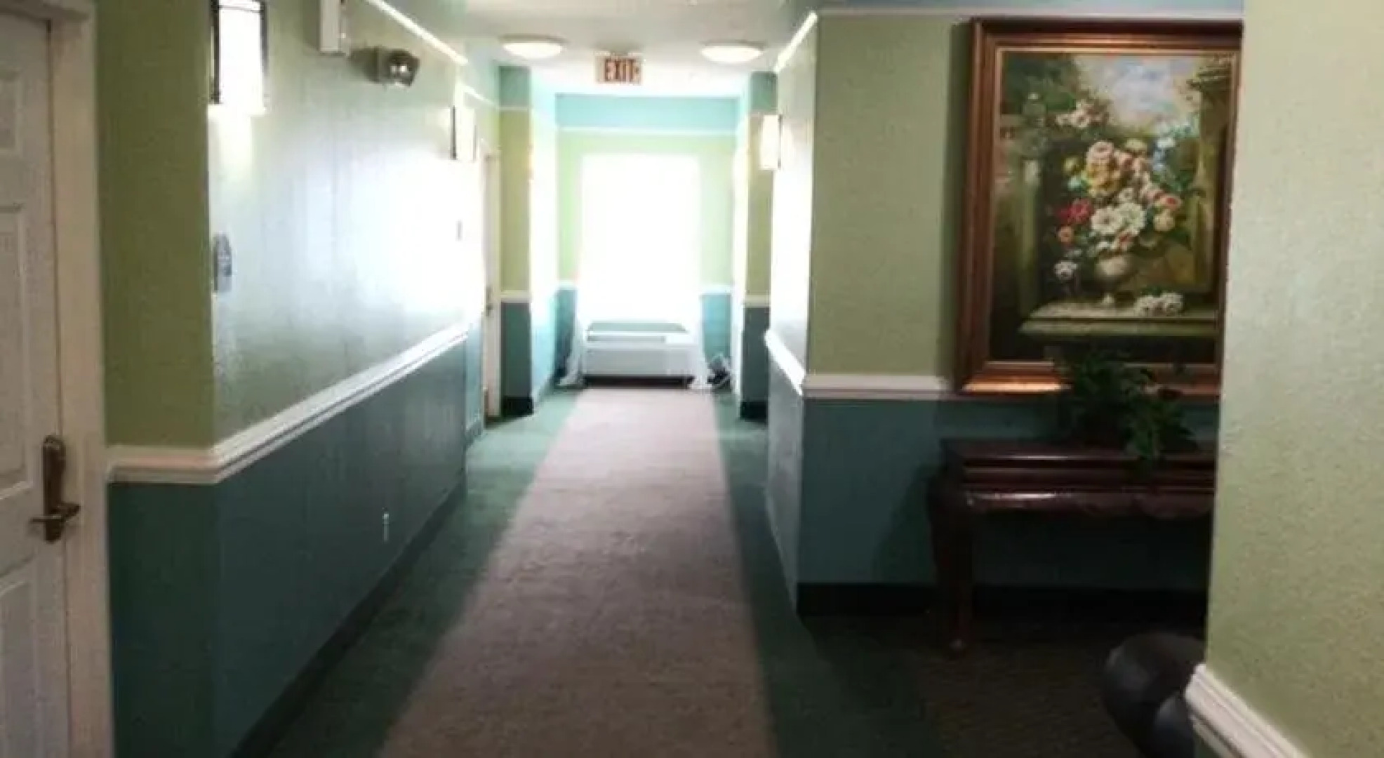 Deluxe 6 Inn & Suites