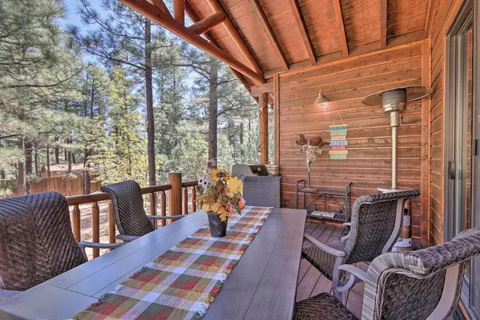 Pet-friendly Show Low Townhome w/ Deck & Grill!